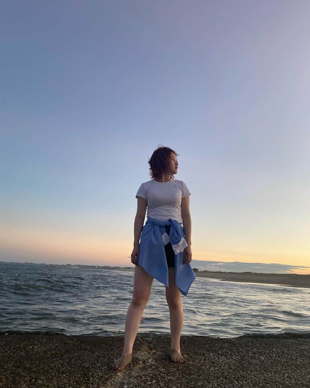 池田レイラさんのインスタグラム写真 - (池田レイラInstagram)「今年の夏休み1番の思い出🌊 友達の別宅にクラスメイトの子達とBBQをしにお邪魔した後に皆で海へ行って花火をしました🥹  今年の夏休みは本当にありがたいことに芸能のお仕事でバタついていて、すごく充実していた反面 これまで経験してきた私の夏休みは毎回遊び呆けていたのですが、初めてあまり遊べなかった年でもありました。 その分お仕事で今までの人生で経験したことのないような貴重な体験も沢山させていただきましたが、ハードで疲れを感じてしまう日もありました。 ですが、夏休みの最後の最後にずっと会えていなかった大好きなクラスメイトの子達とBBQができる！という事だけをモチベーションにして、この弱虫な私が全てを乗りきることができました。😭 幸せだったなあ😭  写真に写っている子は大学でできた親友の子なのですが、親友ともしばらく会えていなかったのでテンション爆上がりでした！☀️ 素敵な写真だよー🥹  長々と書いてしまいましたが、それだけ嬉しかったということです！！！ ここまで読んでくださった皆様ありがとうございました🥹🫶💞」10月13日 18時43分 - kanjukufresh_leyla