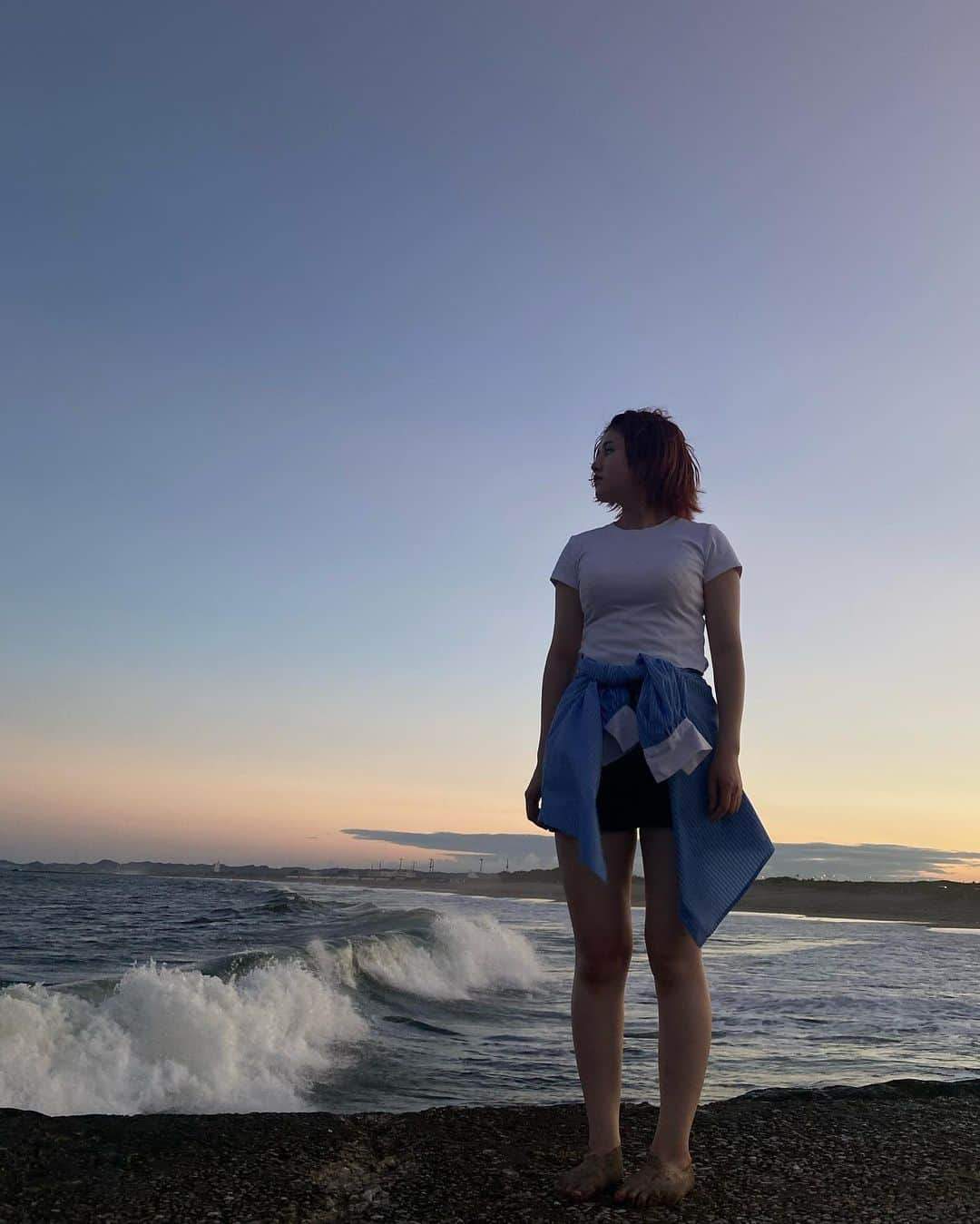 池田レイラさんのインスタグラム写真 - (池田レイラInstagram)「今年の夏休み1番の思い出🌊 友達の別宅にクラスメイトの子達とBBQをしにお邪魔した後に皆で海へ行って花火をしました🥹  今年の夏休みは本当にありがたいことに芸能のお仕事でバタついていて、すごく充実していた反面 これまで経験してきた私の夏休みは毎回遊び呆けていたのですが、初めてあまり遊べなかった年でもありました。 その分お仕事で今までの人生で経験したことのないような貴重な体験も沢山させていただきましたが、ハードで疲れを感じてしまう日もありました。 ですが、夏休みの最後の最後にずっと会えていなかった大好きなクラスメイトの子達とBBQができる！という事だけをモチベーションにして、この弱虫な私が全てを乗りきることができました。😭 幸せだったなあ😭  写真に写っている子は大学でできた親友の子なのですが、親友ともしばらく会えていなかったのでテンション爆上がりでした！☀️ 素敵な写真だよー🥹  長々と書いてしまいましたが、それだけ嬉しかったということです！！！ ここまで読んでくださった皆様ありがとうございました🥹🫶💞」10月13日 18時43分 - kanjukufresh_leyla