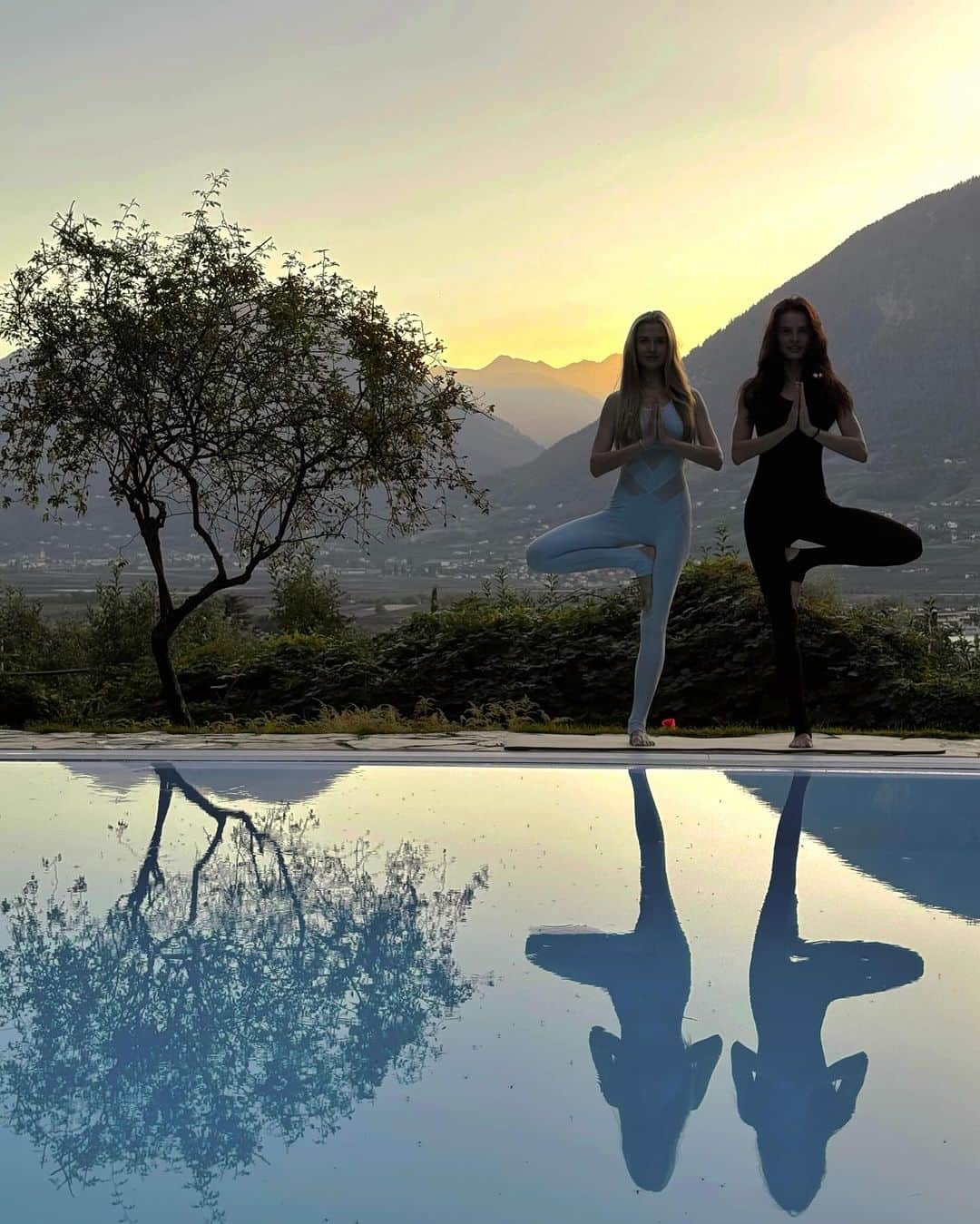 アンナ・アンドレスさんのインスタグラム写真 - (アンナ・アンドレスInstagram)「Yoga tour + detox with @svetlanamaslennikova_yoga, surrounded by these beautiful and strong women. 💪🏽」10月14日 0時17分 - ann.andres