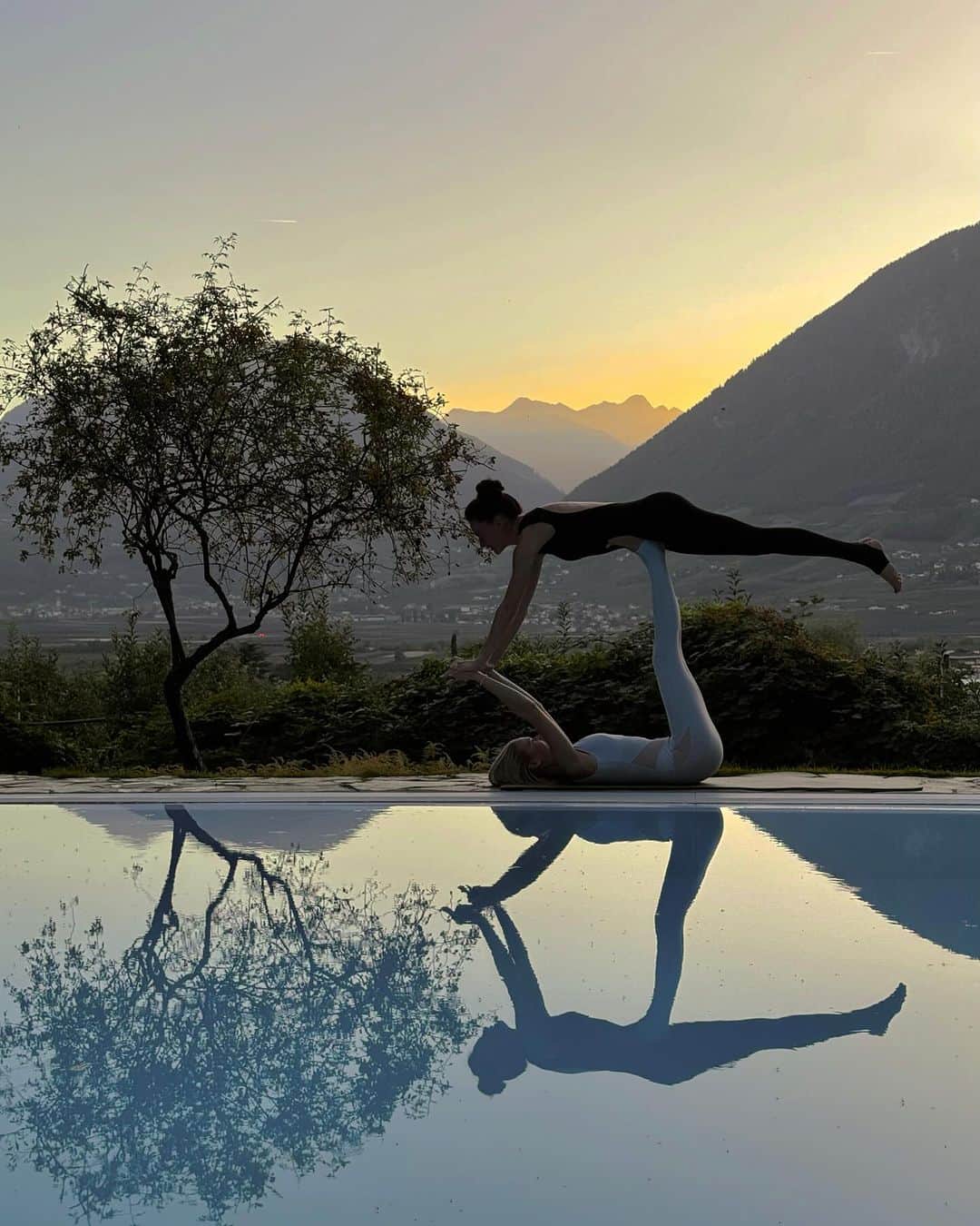 のインスタグラム：「Yoga tour + detox with @svetlanamaslennikova_yoga, surrounded by these beautiful and strong women. 💪🏽」
