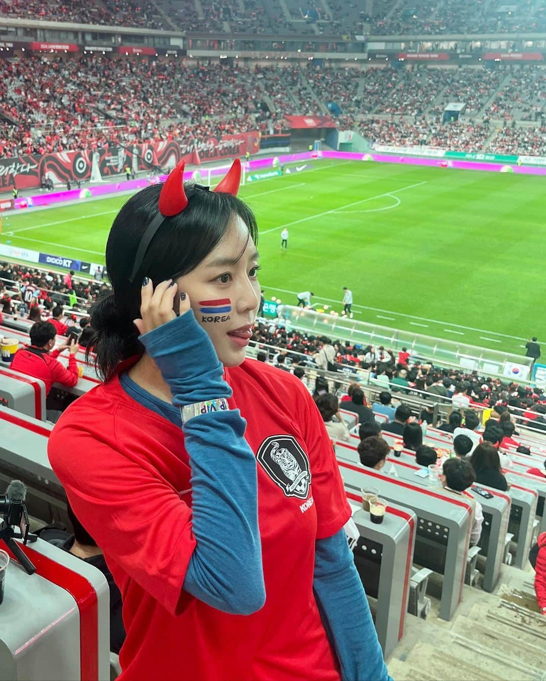 キム・イェウォンのインスタグラム：「4:0♥️🇰🇷💙 최선을 다해 응원한 사진 100장」