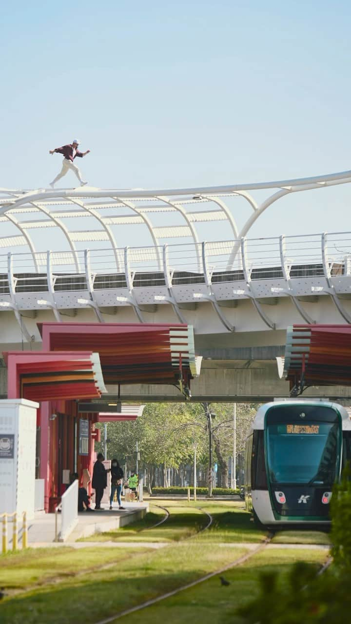 ジェイソン・ポールのインスタグラム：「We rarely see long lens Parkour photos, becaus it makes the jumps look smaller than a wide angle, the lenses are more pricey and the shots are a bit harder to do logistically. BUT there’s something about long lens Parkour shots that is incredibly satisfying to me. I believe it creates the perspective of a passerby who just happens to witness the action by chance. What feeling does it create for you to you? 😊 @redbulltaiwan @bei_city @zen_pk_official」