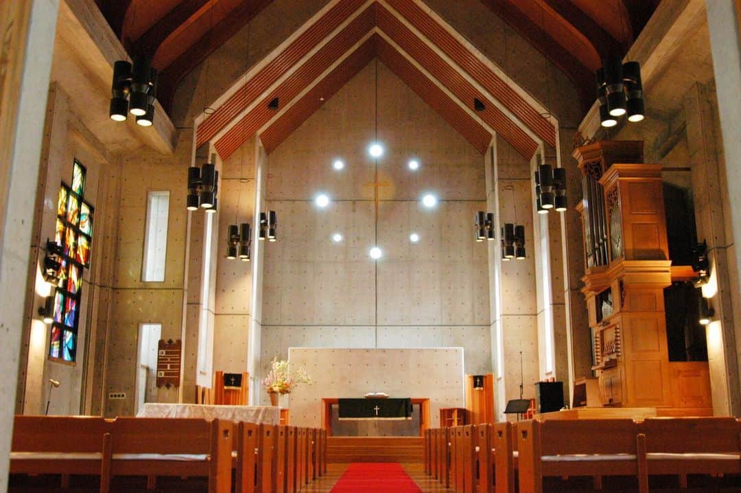 関東学院大学のインスタグラム：「創立139周年⛪️  10月6日は学院の創立記念日でした。 昨日は横浜・金沢八景キャンパスのチャペルにて創立記念礼拝が行われ、学院長より「人になれ 奉仕せよ」にまつわるお話がありました。  来年は140周年を迎えます。 今後とも、よろしくお願いいたします。  #関東学院 #創立記念 #139周年 #人になれ奉仕せよ #坂田祐」