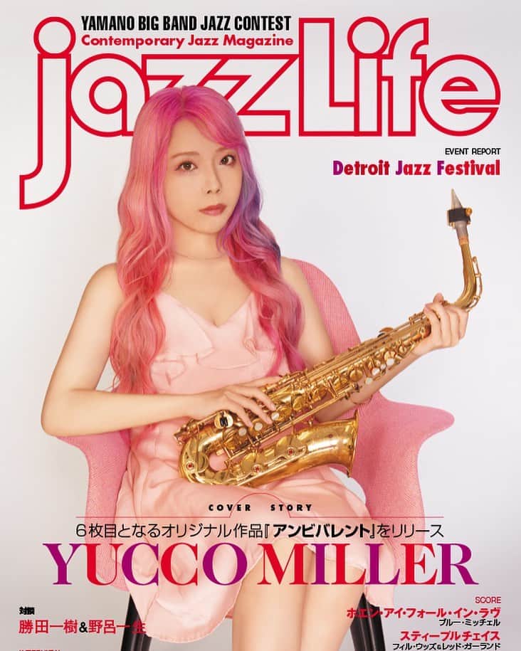 ユッコ・ミラーのインスタグラム：「雑誌「Jazz Life」2023年11月号の表紙をユッコ・ミラーが飾らせて頂いています💗 とても光栄です✨ 巻頭カラー特集記事も大きく取り上げて頂いています！ ニューアルバム「Ambivalent」について深く掘り下げられた内容が詰まっています💕 明日10月14日から全国の書店で発売されるのでぜひお買い求め下さい✨  #ユッコミラー #サックス #yuccomiller #유코밀러 #saxophone #sax #saxophoneplayer  #saxophonist #색소폰 #femalesaxophonist  #femalesaxplayer  #jazz #YouTube #YouTuber #pinkhair」