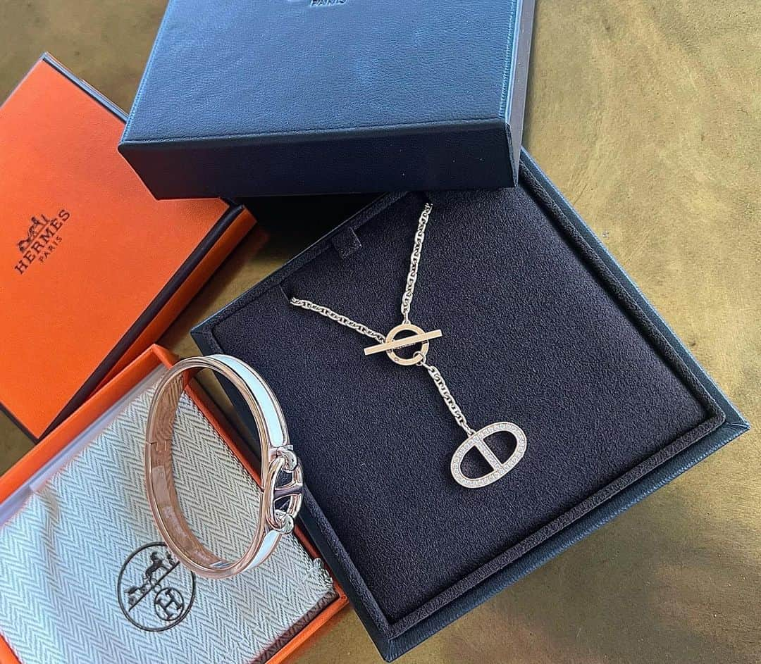 三好ユウのインスタグラム：「旅先や日常&仕事でも近頃よく使う２つ🐴 These are always jewelry to use. @hermes  ⁡  シルバーより秋はローズゴールド多めです🍂 日々のドカジュアルでもちょっとフォーマルでも 何にでも合い重宝しています。 ネックレスの控えめダイアが可愛いです☺️ ⁡  ローズが入ってるとやっぱり馴染みが良い気がします🌹  ⁡  #エルメス#シェーヌダンクル#エルメスジュエリー#アラフォーコーデ#diamond #hermes #hermesjewelry #jewelry #感謝#粉我#좋아요환영」