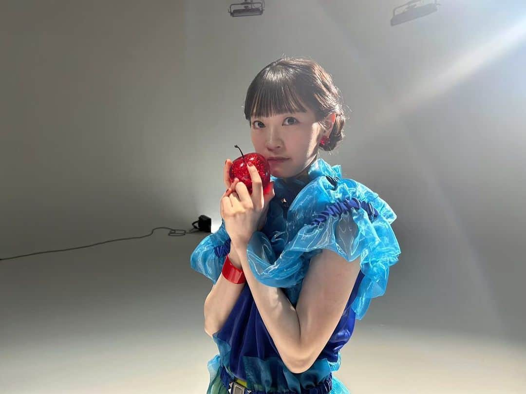 harmoeさんのインスタグラム写真 - (harmoeInstagram)「・ #harmoe 5thシングル  🍎Love is a potion🍎 OUT NOW🍎  【収録楽曲】 M1.Love is a potion 　作詞：山本メーコ(Hifumi,inc.) ／作曲・編曲：佐高陵平(Hifumi,inc.) M2.Okey◎Dokey！ 　作詞：やぎぬまかな／作曲・編曲：Tomggg M3.wait for you 　作詞：おかもとえみ／作曲・編曲：PARKGOLF +各Instrumental収録  【封入特典】 2023年11月19日(日)開催 「harmoe canvas session Ⅴ」 チケット優先販売申込券  #岩田陽葵 #小泉萌香」10月13日 19時10分 - harmoe_official