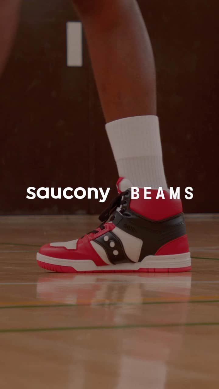 BEAMS MENのインスタグラム：「… Saucony × BEAMS 『Spot-Bilt™ SONIC HI』 10.14（Sat.）Release . 〈Saucony〉と〈BEAMS〉が8年ぶりに手を組み、別注アイテムをリリース。 ブランドとバスケットボールの歴史、そしてスケートボードをはじめとするオフコートに与えた影響に敬意を表して、〈Saucony〉を代表するコートシューズ『Spot-Bilt™ SONIC HI』を別注。  プレミアムレザーを使用した贅沢なアッパー、通気性を確保するパンチング、クラシカルなハイトップのシルエットは当時のコートシューズを連想させます。 さらには、コラボレーションの象徴としてアウトソールには〈BEAMS〉のロゴが鎮座。  10月14日（土）より〈BEAMS〉レーベル取扱店舗にて世界先行発売となり、10月21日（土）よりグローバルリリース。ぜひお見逃しなく！ . Co-Producer_ @meiji0122 @ryoheitomioka Photographer_ @22phottt Videographer_ @seeafret Music_ @skate6498 Stylist_ @shomasashi Hair_ @masaki_hair . @sauconyoriginals @beams_official @beams_mens_casual #saucony #spotbiltsonichi #beams」