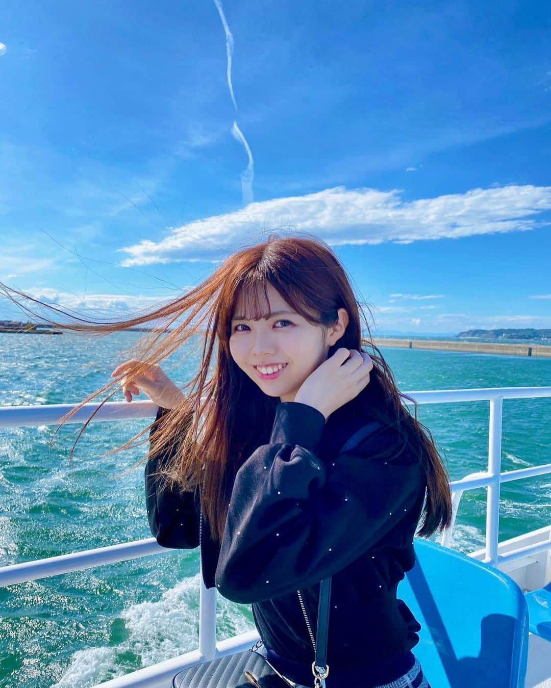 荒野姫楓のインスタグラム：「⛴💨  ここまで来たら もうどこか分かったかな？  （ちなみにこの日はちゃめちゃに荒波&強風でした）  . #愛知#愛知観光#愛知県#船#船旅#フェリー#海#海のある生活#海が好き#青空#強風#aichi#aichiken#nagoya」