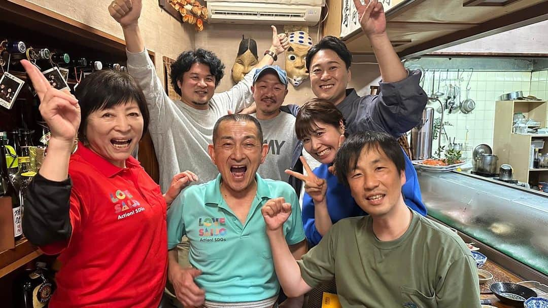 山﨑真依さんのインスタグラム写真 - (山﨑真依Instagram)「西条祭りのお父さん👨  西条祭りのお母さん👩  そしてお父さんと撮ってる後ろで写らないように隠れてる可愛いお母さん💕笑  そして、西条の皆さんと一緒にお酒を飲んで盛り上がりました😁🍻  最後の一枚は 西条祭りの彫刻の職人さんと顔のインパクト抜群の中岡さんと📸笑  明日のいーよ！は西条祭りスペシャル🔥  西条からの生中継もあります❗️  西条の粋な皆さんとたっぷりお伝えしますので、 どうぞお楽しみに☺️🤲✨  #愛媛 #アナウンサー  #西条 #西条祭り」10月13日 18時51分 - yamasaki_mai0215