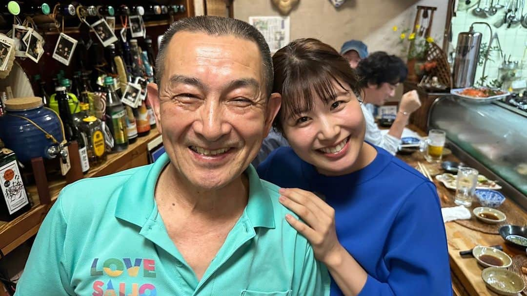 山﨑真依のインスタグラム：「西条祭りのお父さん👨  西条祭りのお母さん👩  そしてお父さんと撮ってる後ろで写らないように隠れてる可愛いお母さん💕笑  そして、西条の皆さんと一緒にお酒を飲んで盛り上がりました😁🍻  最後の一枚は 西条祭りの彫刻の職人さんと顔のインパクト抜群の中岡さんと📸笑  明日のいーよ！は西条祭りスペシャル🔥  西条からの生中継もあります❗️  西条の粋な皆さんとたっぷりお伝えしますので、 どうぞお楽しみに☺️🤲✨  #愛媛 #アナウンサー  #西条 #西条祭り」