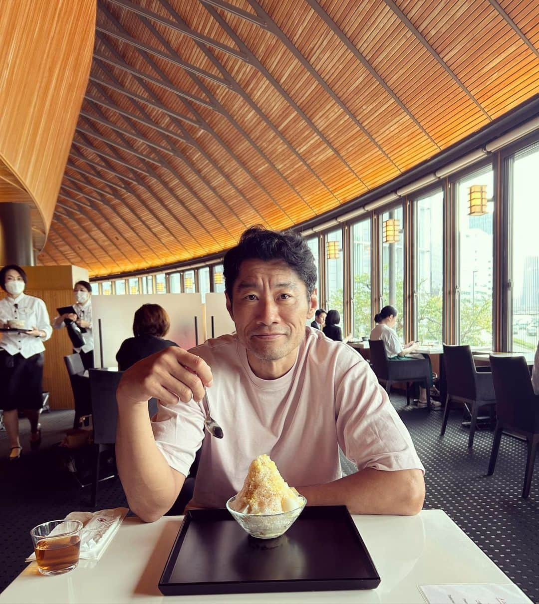 平山祐介さんのインスタグラム写真 - (平山祐介Instagram)「落ち着くのですよ🍵 先日、#とらや さんへ ギリセーフ！ どうしても食べたかった#栗氷  #平山祐介 #yusukehirayama #栗 🌰」10月13日 18時51分 - yusukehirayama_