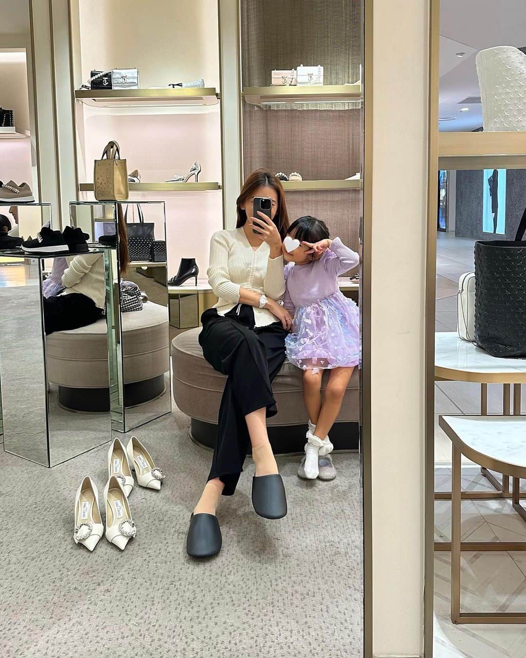 稲川千里さんのインスタグラム写真 - (稲川千里Instagram)「私の服やbag、shoesを見ては ママのこれ可愛いな、ニナがおっきくなったらくれる？😍 と言うおませな長女と、お買い物🫶🏻  キラキラのshoesを見て目を輝かせ、可愛いなぁプリンセスみたい〜と💗  姉妹共に3歳頃から毎日の服に意見を言うようになり、私が出したものがNGをくらって自らクローゼットから選んでくることも増えました👗  女の子って、こんなに小さいうちからfashionにこだわりがある生き物なのかぁとびっくりです🫥💓 fashionというか、可愛いもの？？  これからどんな女の子に成長していくんだろう➰➰ 楽しみであり寂しくもあり🫦  #娘とお買い物」10月13日 18時52分 - chiicamera