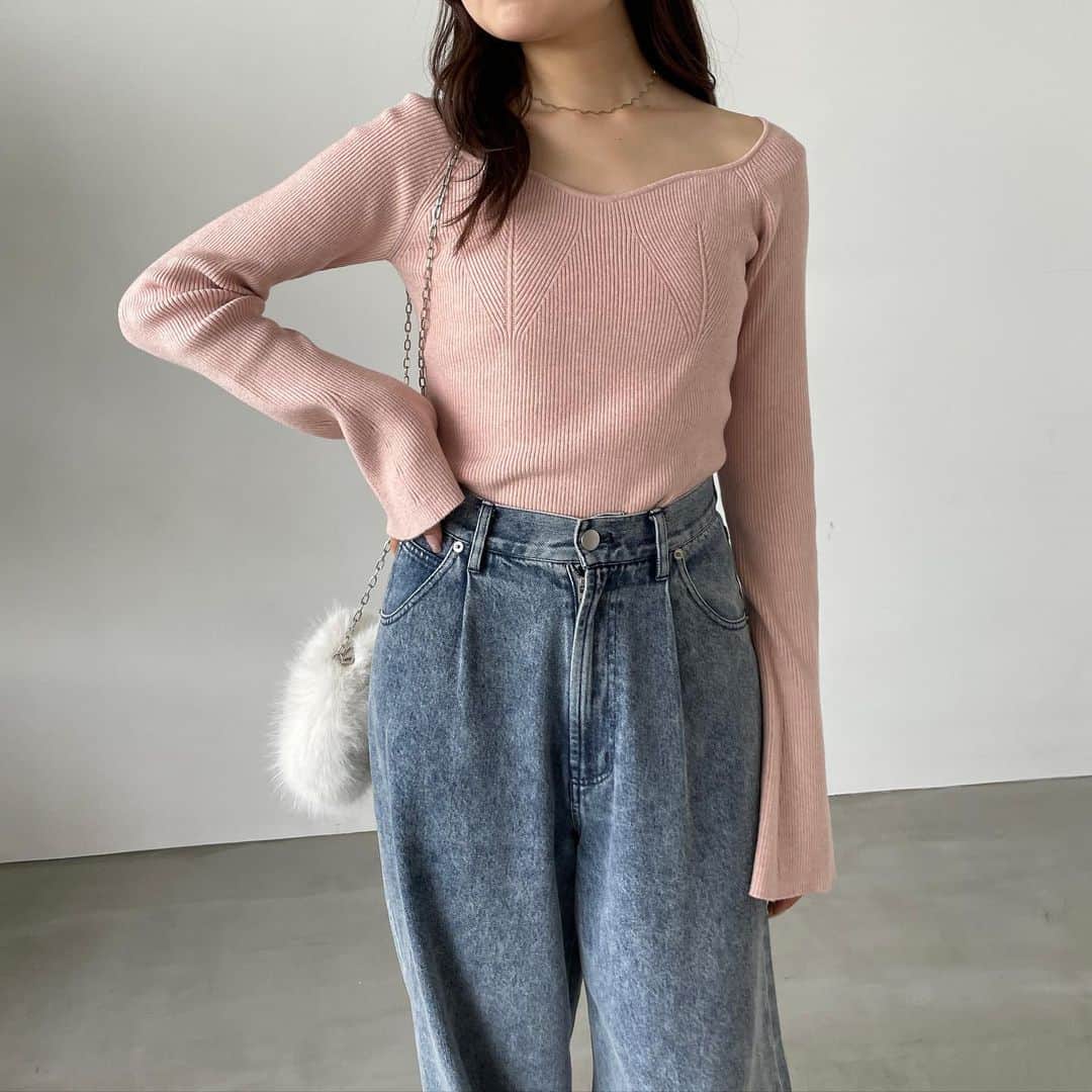 ヘザーさんのインスタグラム写真 - (ヘザーInstagram)「【　recommend item 】  この時期に使いやすい薄手のニットのご紹介です！  #ハートネックニット  ¥4,950（税込）  デコルテラインが綺麗に映える、 ハートネックデザインの リブニット。 ソフトにフィットするボディラインに フレアスリーブがとびきり女っぽい印象に♩ 立体感のある編み方で、 着た時のシルエットの美しさも 魅力です。  #アソートチェックミニスカート　 ¥5,500（税込） ⁡ 秋冬１枚は持っていたいチェック柄デザインのミニスカート。 細見えする丈感、シルエットにこだわったデザインです。 台形のシルエットはスタイルアップが叶います。 ⁡  item ------------------------ #ラインストーンチェーンベルト　　 ¥2,970（税込） ------------------------  #Heather #ヘザー　#ニット　#インナー　#リブニット　#チェーンベルト　#チェーンベルトコーデ #ミニスカート　#ロングブーツ　#ブーツ　#ロングブーツコーデ #カーディガン　#カーディガンコーデ」10月13日 19時03分 - heather_love_official