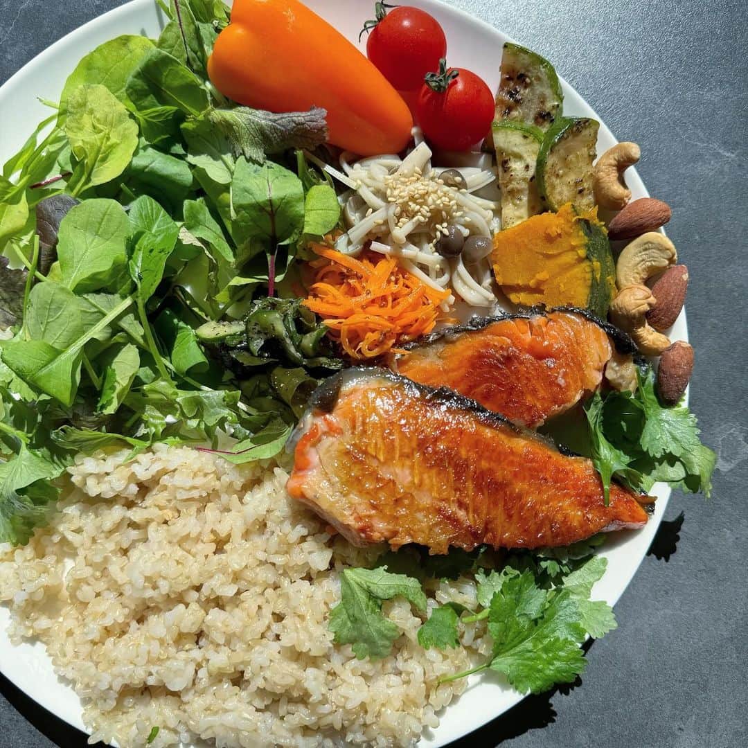 松本翔のインスタグラム：「#松本食堂  作り置きはいつも夜のワンプレートに。最近はワンプレート投稿してなかったけど、先週末にコストコで買った鮭の切り身がメイン。鮭の脂とナッツから良質な脂を摂取して、生野菜と玄米に作り置き副菜5種と共にアスリートごはん𓌉𓊤  ⁡ #ワンプレートごはん #ワンプレート #作り置き #つくりおき #自炊 #男子ごはん #今日のごはん #おうちごはん #一人暮らしごはん #アスリート飯 #アスリートフード #アスリートご飯 #鮭の塩焼き #焼き魚 #和食 #コストコ #costco #滋賀 #草津 #japanesefood #athletefood」