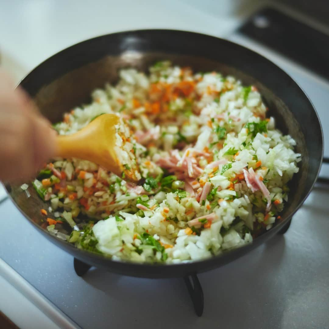 北欧、暮らしの道具店さんのインスタグラム写真 - (北欧、暮らしの道具店Instagram)「【はじまりのスープ】01：朝の私を助ける、アレンジ自在のスープの素。冷凍保存もできる「ベーコンと野菜の香味ベース」 . - - - - - - - - - - - - - - - - -  どんな朝でもぱっと作れて、 一瞬でもほっとひと息つけて、 そして気分が上向く。 「おかげで今日も1日乗り越えられそうだな」 と思える、そんな朝ごはんを食べたい。  そこで浮かんだのが 「1日のご機嫌を作る、朝のスープ」。  食べて眺めて心身ともに温まるスープのレシピを、 料理家の黄川田としえ（きかわだ としえ）さんに 教えていただきました。  - - - - - - - - - - - - - - - - - 野菜のうまみたっぷりな、スープの素。 冷凍保存も可能な「ベーコンと野菜の香味ベース」 - - - - - - - - - - - - - - - - -  【材料（2人分×3）】 玉ねぎ…1個（250g） 人参…1本（150g） セロリ…1本（100g） ベーコン…4枚  オリーブオイル…大さじ5 塩…小さじ1/2  【作り方】 ❶材料を切る 野菜はみじん切りに、 ベーコンは3mm幅に切る。  ❷ オリーブオイルと切った材料を鍋に入れ、 弱めの中火にかけて混ぜる  ❸塩を振り、蓋をして弱火で5分蒸し焼きにする  ❹焦げないようによく混ぜる  ❺時々蓋をあけて混ぜながら、 合計20分蒸し焼きにする  ◎こちらのスープの素は、粗熱を取り、 ジッパー付きの袋に入れて2週間の冷凍保存が可能。 箸などで1回分ずつ区切っておくと、 朝作るときもスムーズに取り出せます。 . - - - - - - - - - - - - - - - - -  ■ 黄川田さん： 「今回作った香味ベースは、 イタリアンで使われる『ソフリット』を 簡略化した『野菜のだし』です。 チャーハンやオムレツ、グラタン、 ミートソースなど、スープ以外にも いろいろな料理で楽しんでいただけますよ。 野菜の甘みやうまみが欲しいときに、 ぜひ入れてみてください」  - - - - - - - - - - - - - - - - - . #kitchen#kitchendesign#kitchenware#food#foodstagram#ごはん#レシピ#ランチ#お昼ごはん#晩ごはん#スープ#朝ご飯 #黄川田としえ さん#シンプル#シンプルライフ#シンプルデザイン#暮らしを楽しむ#日々の暮らし#北欧#暮らし#北欧暮らしの道具店」10月13日 19時03分 - hokuoh_kurashi