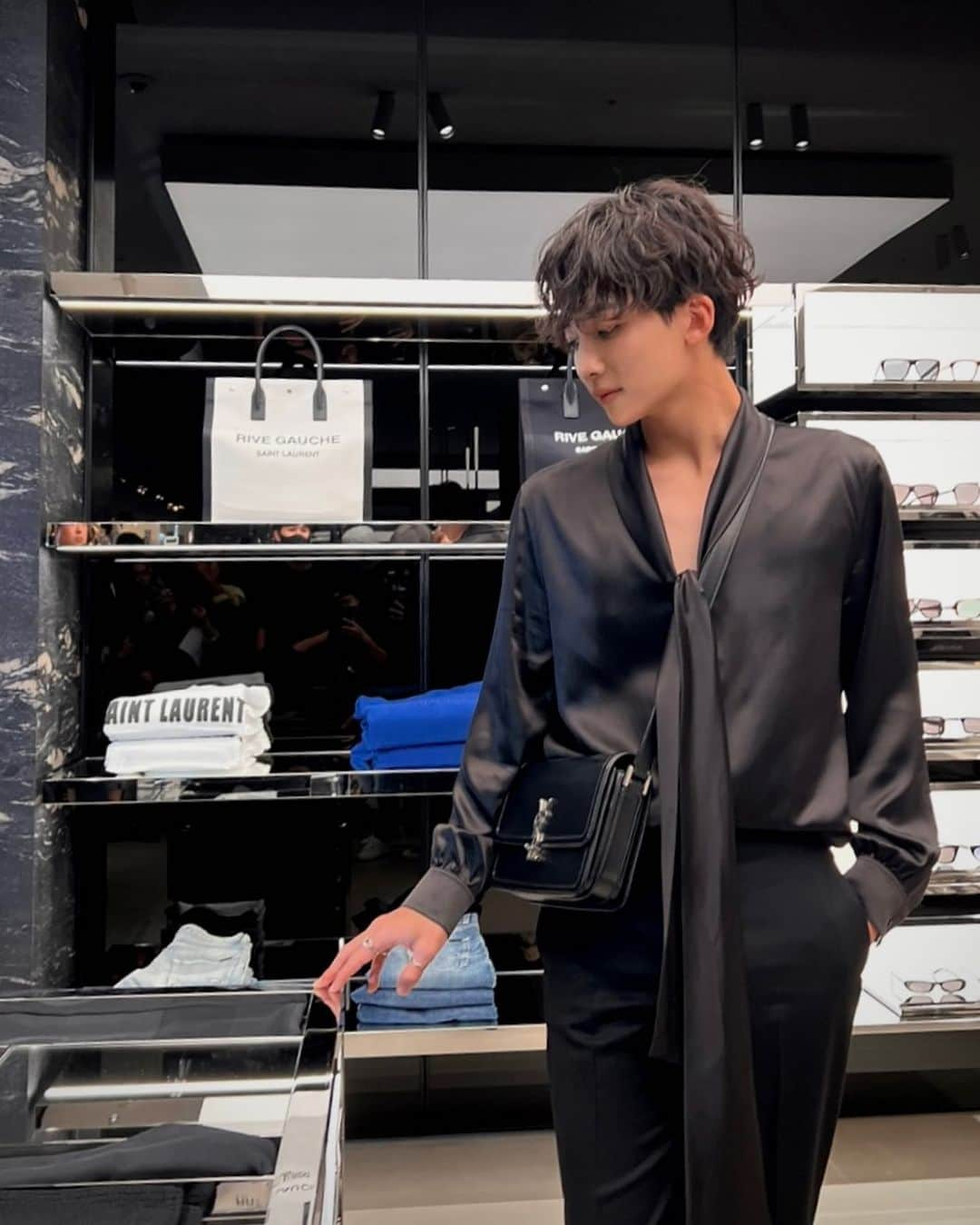 ジョンハンさんのインスタグラム写真 - (ジョンハンInstagram)「@ysl @anthonyvaccarello 📸」10月13日 18時56分 - jeonghaniyoo_n