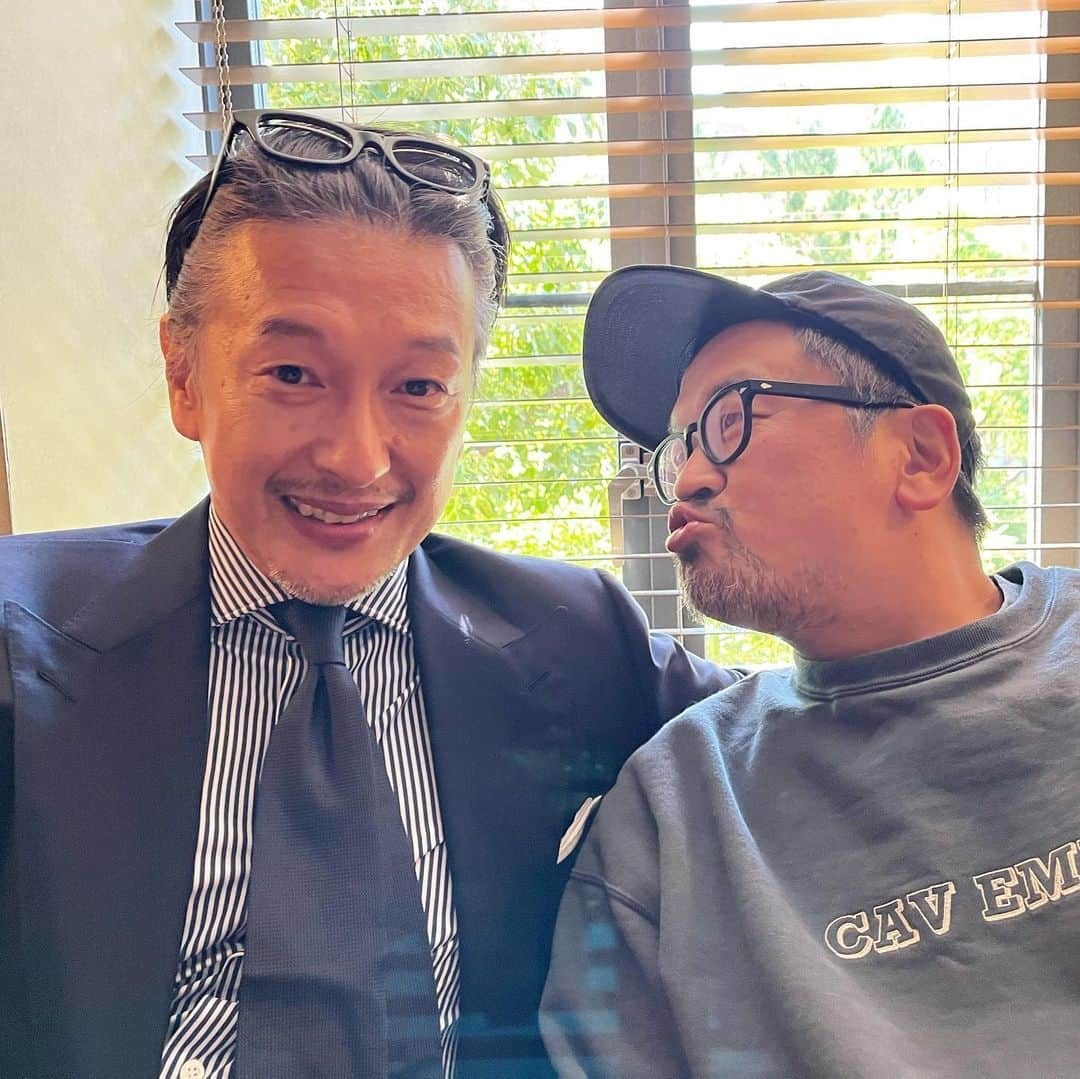 加藤章太郎さんのインスタグラム写真 - (加藤章太郎Instagram)「. 今日は久しぶりに巨匠📷  前田さん @maedamaeda0305 と撮影。 慣れ親しんだ方との仕事はリラックスして自然体でいられるので、楽しいですね。 出来上がりが楽しみ！  #shooting #magazine #mensfashion #peterluger」10月13日 18時56分 - __shotaro__