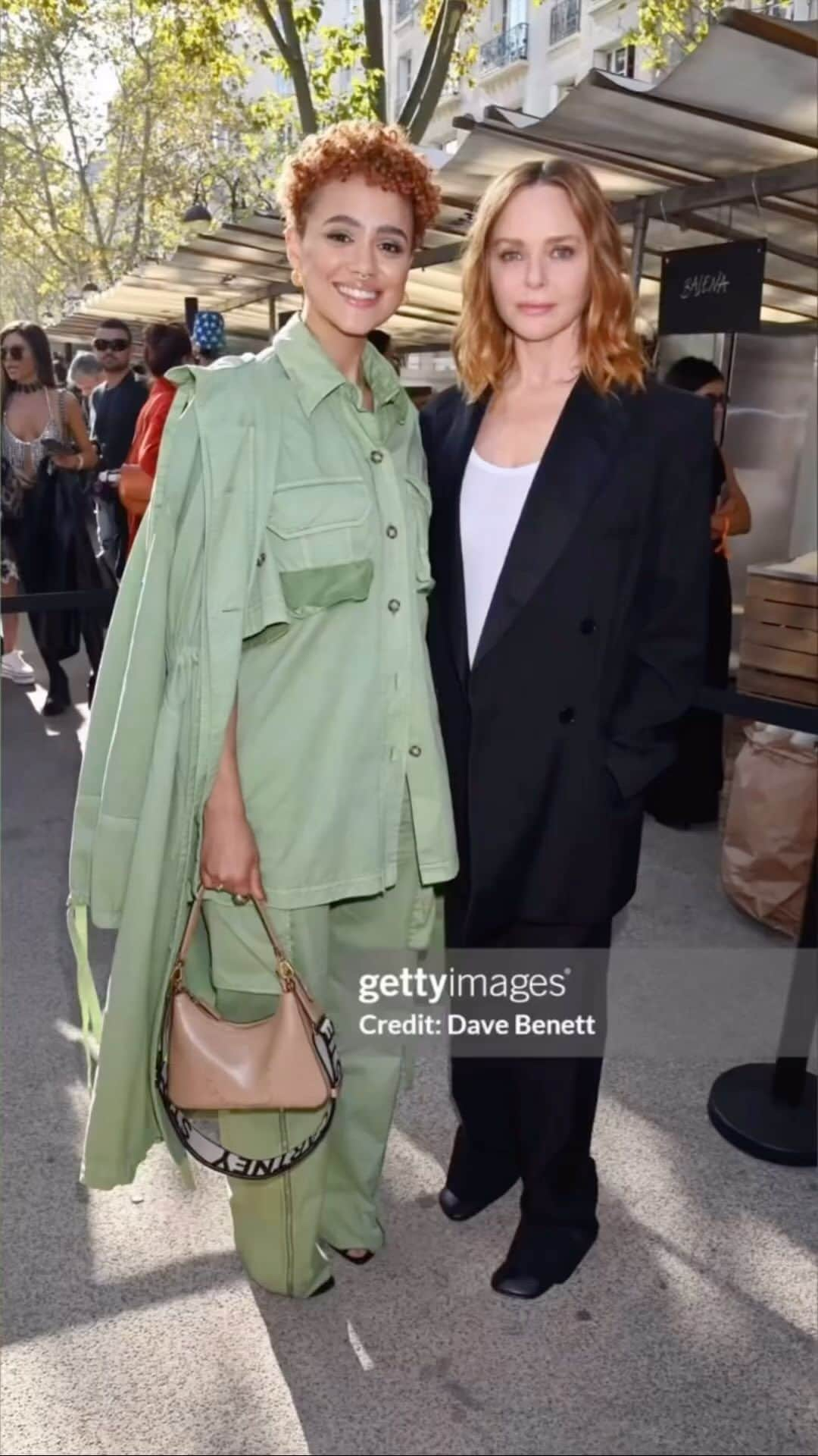 ナタリー・エマニュエルのインスタグラム：「Late Paris Fashion Week post for @stellamccartney 🇫🇷. Thank you so much for having me. What a beautiful collection 💚💚💚   Makeup by @marcoantoniolondon   Styled by @chercoulter in @stellamccartney   Hair cut, coloured and styled by @nicola_harrowell as well as reel editor 💅🏽」