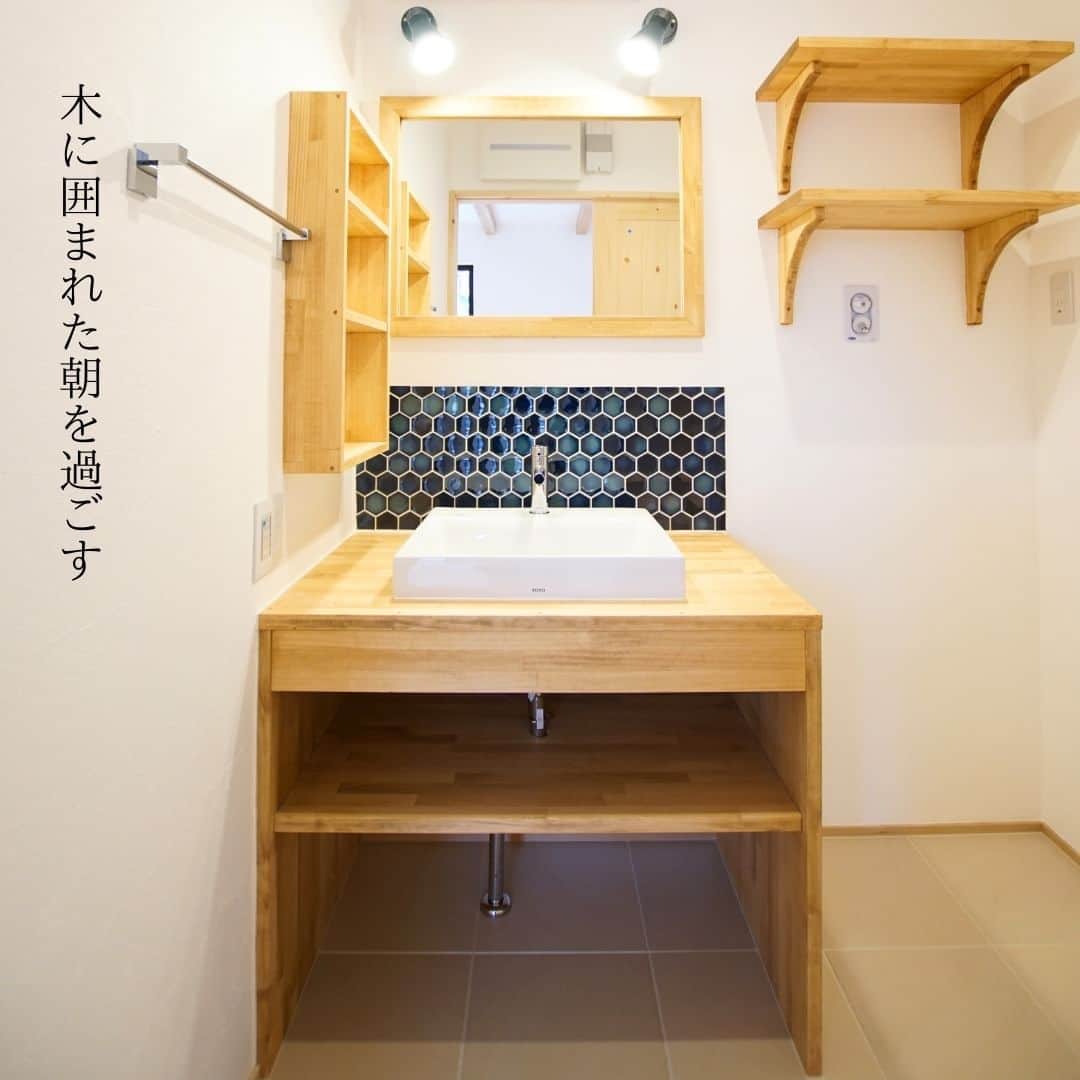 satsumahomeのインスタグラム：「木に囲まれた洗面所は気持ちの良い朝を過ごせます。  ＿＿＿＿＿＿＿＿＿＿＿＿＿＿＿＿＿＿＿＿＿＿＿＿＿  「体に良くないものは使わない」  漆喰や無垢材などの自然素材だけを使って建てる。 体に安心・安全な無添加の家。 豊中市・箕面市を中心とした北摂エリアで注文住宅を建てる専門工務店です。 ＿＿＿＿＿＿＿＿＿＿＿＿＿＿＿＿＿＿＿＿＿＿＿＿＿＿ さつまのリフォーム ▷@picnicstudio_osaka さつまの不動産　 ▷@sh.fudousan さつまのLINE ▷@sh.lineinfo  #さつまホーム #無添加住宅  #漆喰 #洗面所   #マイホーム記録  #注文住宅  #家づくり #施工事例 #いえすたぐらむ  #おうち時間を楽しむ #ルームツアー  #後悔しない家づくり  #工務店だからつくれる家  #こだわりの家 #高気密高断熱 #設計事務所 #HEAT20 #自然素材の家 #デザイン住宅 #シックハウス対策  ＿＿＿＿＿＿＿＿＿＿＿＿＿＿＿＿＿＿＿＿＿＿＿＿＿」