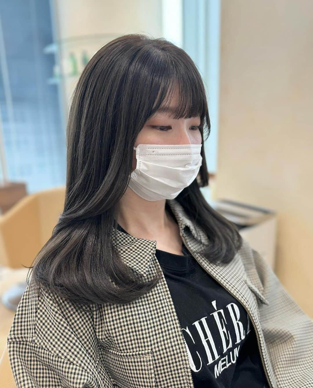 福間エリサさんのインスタグラム写真 - (福間エリサInstagram)「たぷんとくびれヘア𓂃⁎ ⁡ 顔まわりレイヤーを入れて外に流すと 簡単にくびれヘアが叶います 髪色は ピスタチオグレージュ ♡ ⁡ ------------ ⁡ Beforeが暗くて明るさが欲しい&より透明感が欲しい！→ "ダブルカラー" ⁡ Beforeが明るくて透明感残して少し暗くしたい！& 落ち着かせたい→ "ワンカラー" ⁡ メニュー選択の参考になさって下さい♡ (分からない場合はダブルカラー選択して頂けると、カウンセリングで必要無ければメニュー変更致しますのでご安心下さい ❤︎) ⁡ ------------ ⁡ ご新規様も大歓迎です！ 🪄平日限定Webからの予約で10%offです！ (カット、前髪カットのみ、セットのみは対象外) ⁡ -ZACC vie- 📍港区北青山3-11-7 Ao4F 表参道駅【B2】出口より徒歩30秒 定休日/月・火 ⁡ ⁡ #表参道美容院 #表参道美容室  #東京美容室 #東京美容院  #オリーブカラー  #オリーブベージュ  #アッシュグレージュ #グレージュ #レイヤーカット #ブラウンベージュ #レイヤーカット #秋カラー #顔まわりレイヤー#韓国ヘア #韓国レイヤーカット #地毛風グレージュ #暗めグレージュ  #ピスタチオグレージュ #マロンベージュ#マロングレージュ#赤み消しカラー  #艶感カラー #艶髪カラー #くびられミディアム」10月14日 7時00分 - erisa_fukuma