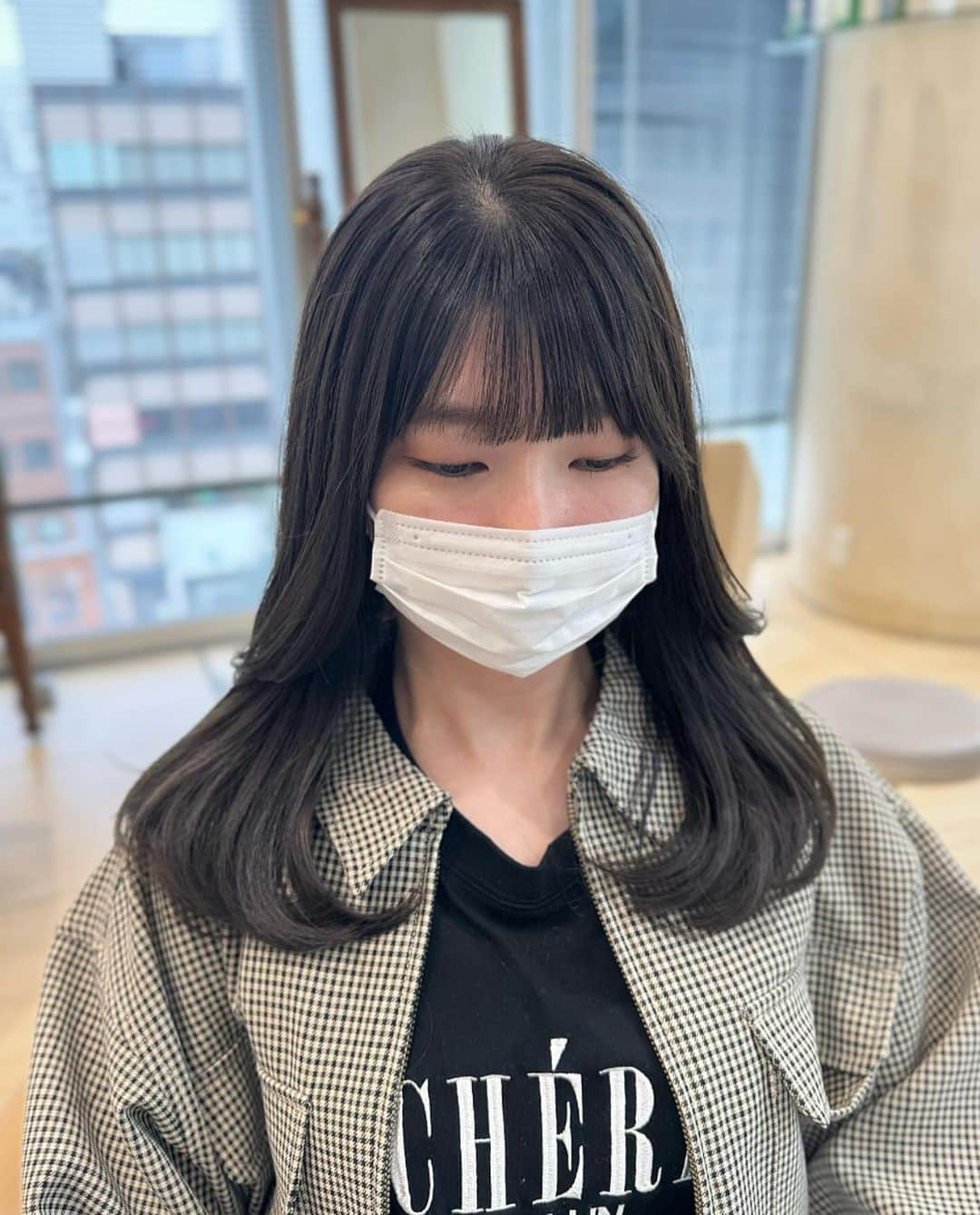 福間エリサさんのインスタグラム写真 - (福間エリサInstagram)「たぷんとくびれヘア𓂃⁎ ⁡ 顔まわりレイヤーを入れて外に流すと 簡単にくびれヘアが叶います 髪色は ピスタチオグレージュ ♡ ⁡ ------------ ⁡ Beforeが暗くて明るさが欲しい&より透明感が欲しい！→ "ダブルカラー" ⁡ Beforeが明るくて透明感残して少し暗くしたい！& 落ち着かせたい→ "ワンカラー" ⁡ メニュー選択の参考になさって下さい♡ (分からない場合はダブルカラー選択して頂けると、カウンセリングで必要無ければメニュー変更致しますのでご安心下さい ❤︎) ⁡ ------------ ⁡ ご新規様も大歓迎です！ 🪄平日限定Webからの予約で10%offです！ (カット、前髪カットのみ、セットのみは対象外) ⁡ -ZACC vie- 📍港区北青山3-11-7 Ao4F 表参道駅【B2】出口より徒歩30秒 定休日/月・火 ⁡ ⁡ #表参道美容院 #表参道美容室  #東京美容室 #東京美容院  #オリーブカラー  #オリーブベージュ  #アッシュグレージュ #グレージュ #レイヤーカット #ブラウンベージュ #レイヤーカット #秋カラー #顔まわりレイヤー#韓国ヘア #韓国レイヤーカット #地毛風グレージュ #暗めグレージュ  #ピスタチオグレージュ #マロンベージュ#マロングレージュ#赤み消しカラー  #艶感カラー #艶髪カラー #くびられミディアム」10月14日 7時00分 - erisa_fukuma