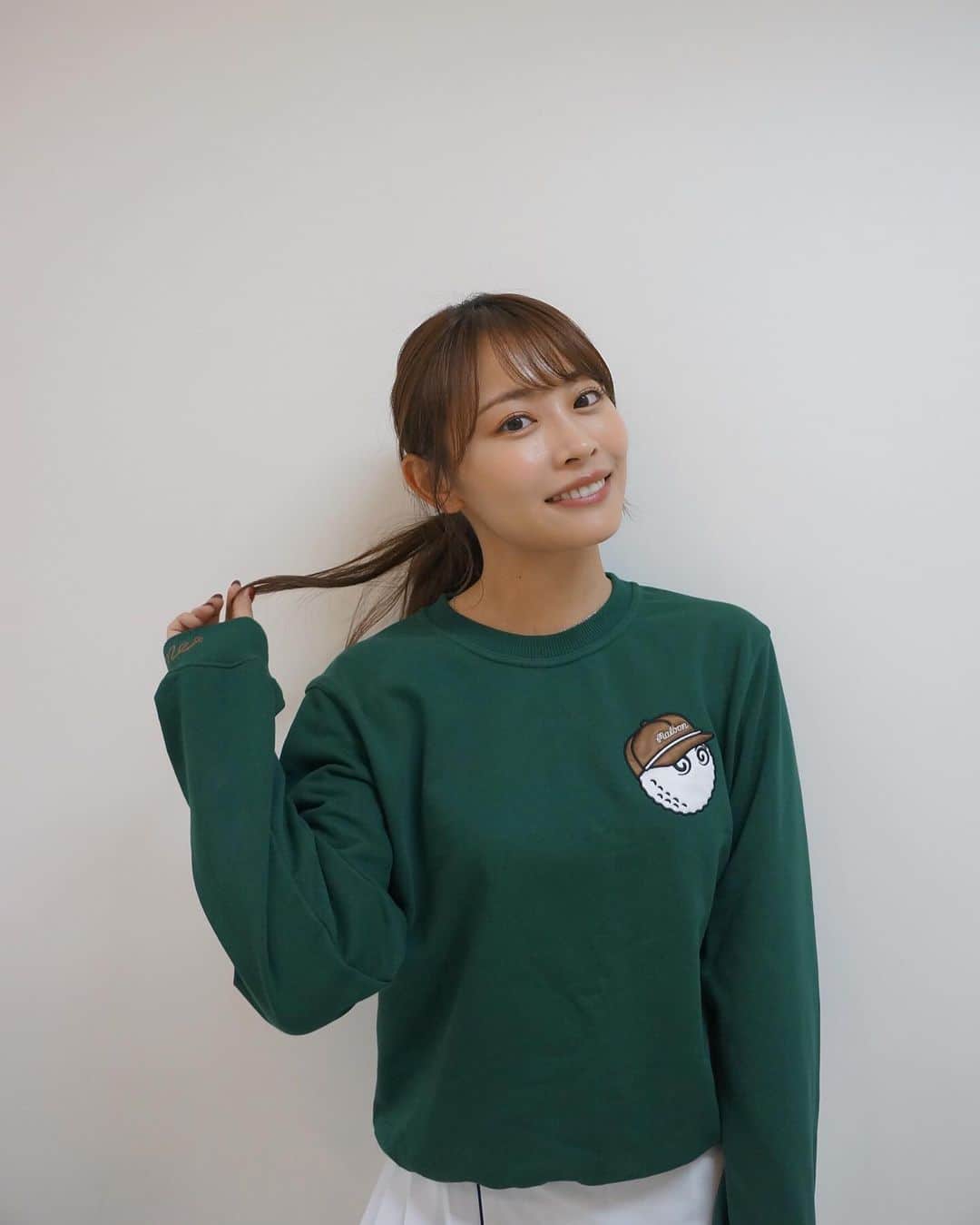 高木由梨奈のインスタグラム：「韓国で買った @malbongolf のウェア💚 涼しくなってきたからようやく出番だ〜！ 袖のリブの刺繍とか細かいところがかわいいの☺️ 私服でもたまに着てる。笑  セントゴルフの撮影でスタッフさんがカメラで撮ってくれた✌️ 画質よい〜🥹🙌  #malbon #malbongolf #ゴルフ女子 #ゴルフウェア」