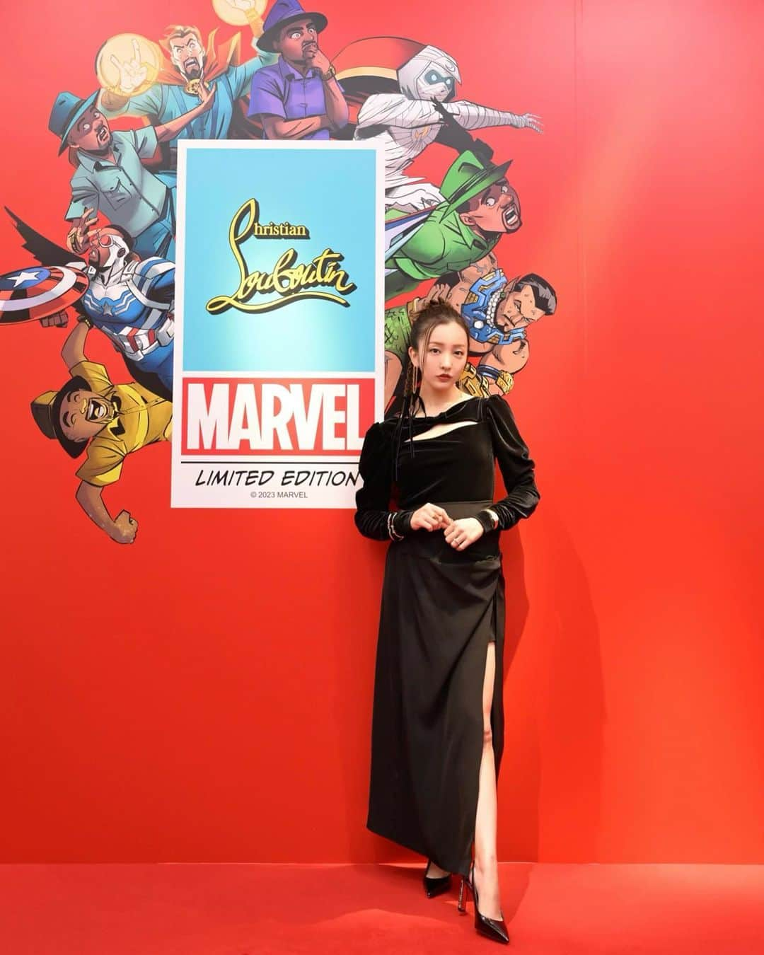 板野友美のインスタグラム：「ChristianLouboutin × Marvel👠  マーベルとクリスチャン ルブタンが【ディズニー100】 を記念してスペシャルコラボレーションし、 グローバル・ライフスタイルコレクションを発売することになりました❤️‍🔥  そして、全アイテム揃っている ルブタン六本木ヒルズ店に遊びに行ってきました😍 店内にはMarvel ×ChristianLouboutin のコラボレーションアイテム 皆さんも是非チェックしてみてください🔥  #PR#ChristianLouboutin #Marvel @louboutinworld」