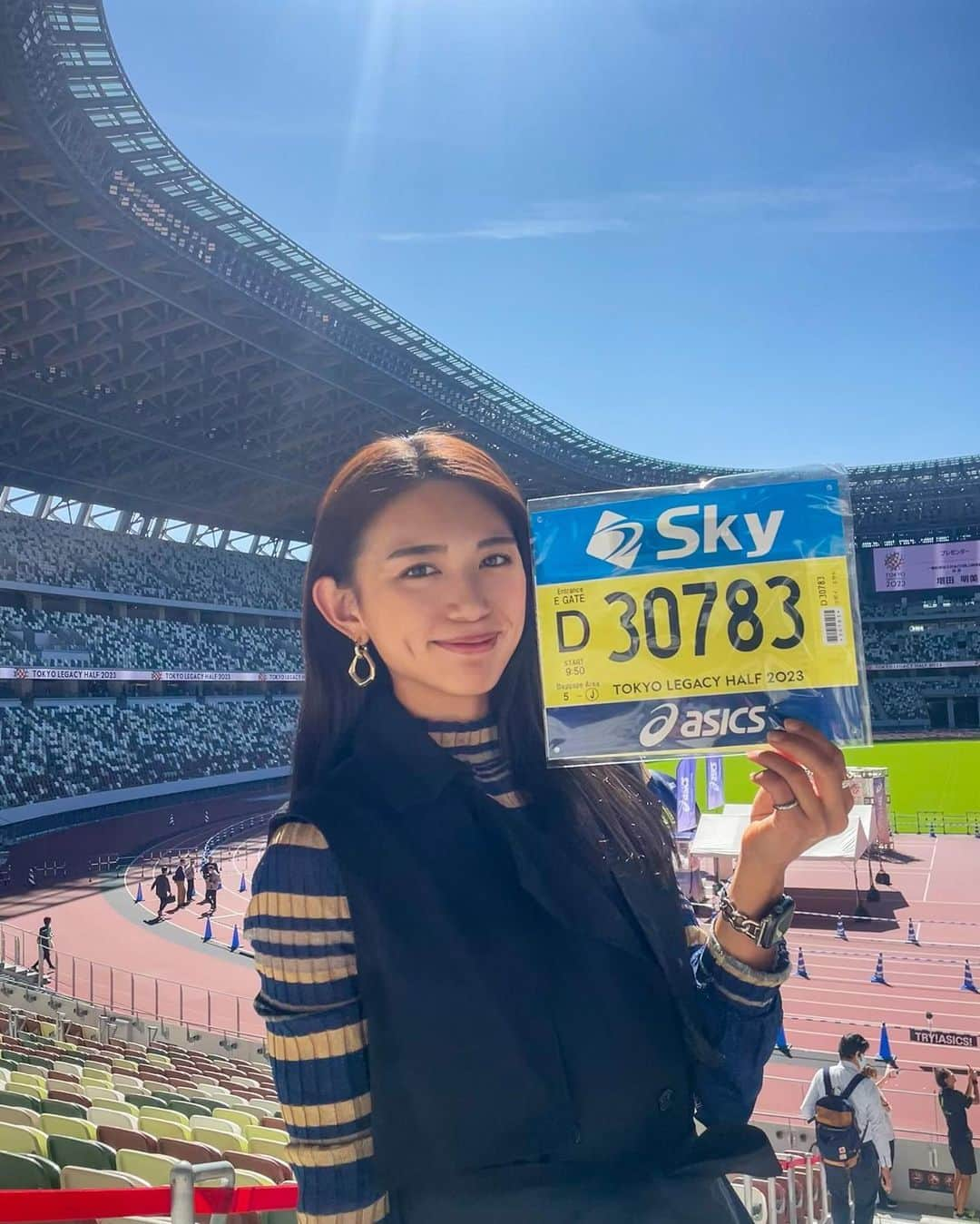 坪井ミサトさんのインスタグラム写真 - (坪井ミサトInstagram)「【東京レガシーハーフマラソン2023】 ランナー受付＆EXPOに行ってきました🙂 @tokyomarathonfoundation   いよいよですね🔥  ハーフマラソンのベストは 1時間50分ぐらいなので まずはそのタイムを切りたい！！ 最後まで諦めずに走り切りたいと思います💪🏽  改めて、このような素敵なマラソン大会の PRサポーターを任せていただけて幸せです😭💗  当日は雨予報＆寒くなるみたいなので 暖かい格好でお越しくださいね！  みなさまにお会いできるのを楽しみにしています！ 見かけたら声かけてください🌼  そして、"REAL TIME POST" あなたの今を投稿しよう！ という企画が大会当日にあるみたいです！ 11:40と12:40に ハッシュタグをつけて あなたの今を教えてください😚 私も投稿します✨ (写真4枚目)  がんばるぞー！たのしむぞー！  #東京レガシーハーフマラソン2023 #tokyolegacyhalfmarathon #ハーフマラソン #マラソン #run #prサポーター #asics」10月13日 19時00分 - misato1030