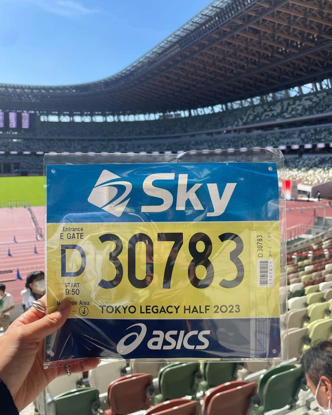 坪井ミサトさんのインスタグラム写真 - (坪井ミサトInstagram)「【東京レガシーハーフマラソン2023】 ランナー受付＆EXPOに行ってきました🙂 @tokyomarathonfoundation   いよいよですね🔥  ハーフマラソンのベストは 1時間50分ぐらいなので まずはそのタイムを切りたい！！ 最後まで諦めずに走り切りたいと思います💪🏽  改めて、このような素敵なマラソン大会の PRサポーターを任せていただけて幸せです😭💗  当日は雨予報＆寒くなるみたいなので 暖かい格好でお越しくださいね！  みなさまにお会いできるのを楽しみにしています！ 見かけたら声かけてください🌼  そして、"REAL TIME POST" あなたの今を投稿しよう！ という企画が大会当日にあるみたいです！ 11:40と12:40に ハッシュタグをつけて あなたの今を教えてください😚 私も投稿します✨ (写真4枚目)  がんばるぞー！たのしむぞー！  #東京レガシーハーフマラソン2023 #tokyolegacyhalfmarathon #ハーフマラソン #マラソン #run #prサポーター #asics」10月13日 19時00分 - misato1030