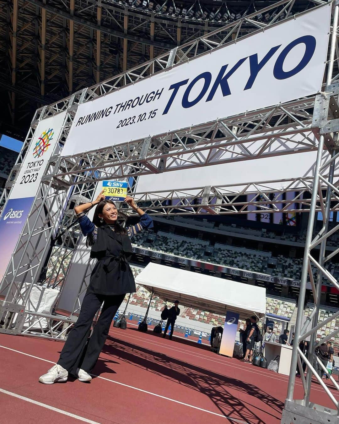 坪井ミサトさんのインスタグラム写真 - (坪井ミサトInstagram)「【東京レガシーハーフマラソン2023】 ランナー受付＆EXPOに行ってきました🙂 @tokyomarathonfoundation   いよいよですね🔥  ハーフマラソンのベストは 1時間50分ぐらいなので まずはそのタイムを切りたい！！ 最後まで諦めずに走り切りたいと思います💪🏽  改めて、このような素敵なマラソン大会の PRサポーターを任せていただけて幸せです😭💗  当日は雨予報＆寒くなるみたいなので 暖かい格好でお越しくださいね！  みなさまにお会いできるのを楽しみにしています！ 見かけたら声かけてください🌼  そして、"REAL TIME POST" あなたの今を投稿しよう！ という企画が大会当日にあるみたいです！ 11:40と12:40に ハッシュタグをつけて あなたの今を教えてください😚 私も投稿します✨ (写真4枚目)  がんばるぞー！たのしむぞー！  #東京レガシーハーフマラソン2023 #tokyolegacyhalfmarathon #ハーフマラソン #マラソン #run #prサポーター #asics」10月13日 19時00分 - misato1030