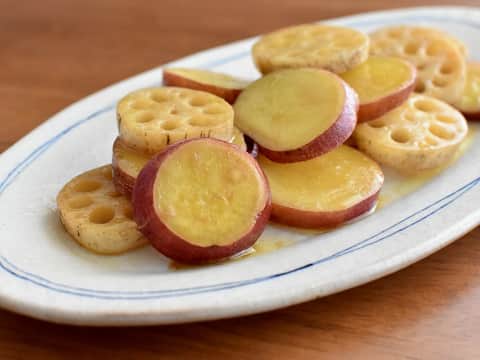 ヤマサ醤油株式会社のインスタグラム：「「あまりもの野菜があまりにもおいしい だししょうゆマリネ」 https://recipe.yamasa.com/recipes/5353 今日のレシピは #えなりん さん！  いつもの食材が味染みコク旨マリネに大変身！皮付きで手軽に調理でき、栄養素も余すことなくとれるのが嬉しいポイント。「ヤマサ鮮度生活 だししょうゆ」のまろやかな味わいと旨味が素材の味を存分に引き立てます。   #だししょうゆ #鮮度生活 #自炊 #happyrecipe #foodphotography #ヤマサ #instapic #instagood #ハッピーレシピ部 #delish #instadaily #在宅楽飯 #soysauce #人気 #jp #テレワーク飯 #instafood #yamasa #おうちごはん #レシピ #ランチ #簡単 #recipe #photooftheday #昼ごはん #yummy #さつまいも  #定番」