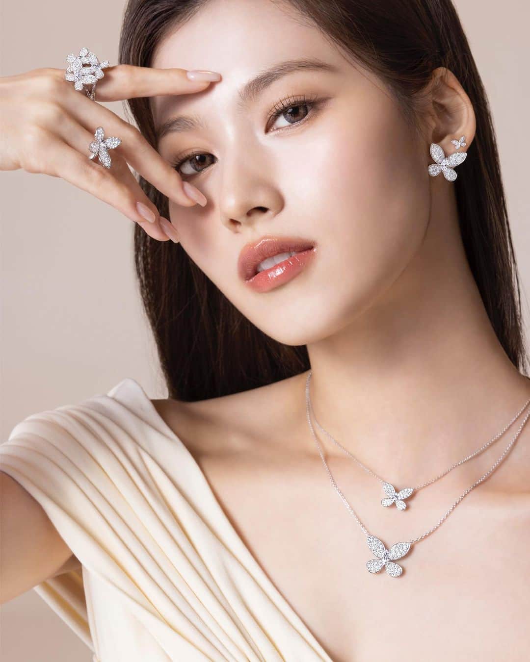 Graffのインスタグラム：「Captivating and alluring. Sana embodies the transformative power of jewels from Graff’s Butterfly collection, reminding her of her strength, freedom and opportunity to fly.  SANAが体現する輝く未来へと導くジュエリーコレクション、ザ グラフ バタフライ。優美なバタフライの煌めきが身に着ける人に力強さや自由、夢に向かって飛び立つ勇気を与えてくれます。  #GraffDiamonds #GRAFFxSANA #グラフ」