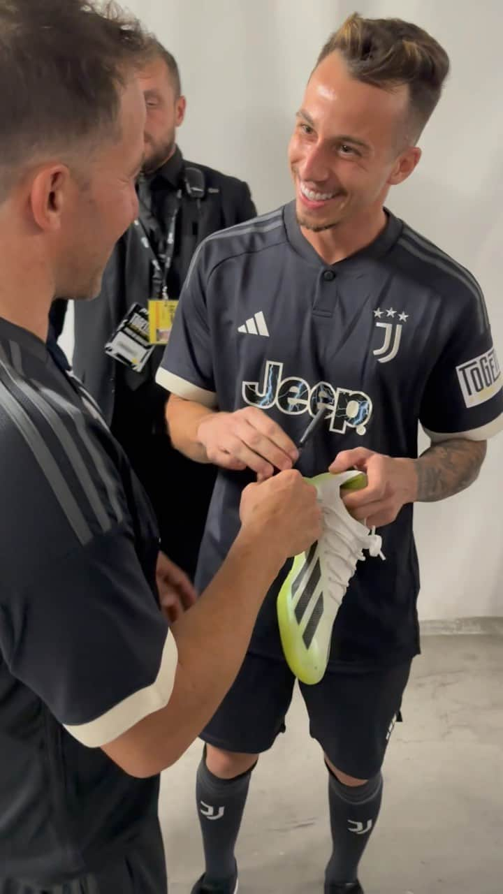 ユヴェントスFCのインスタグラム：「Juve Freestyler 🤝 Juve Capitano 😍🤍🖤」