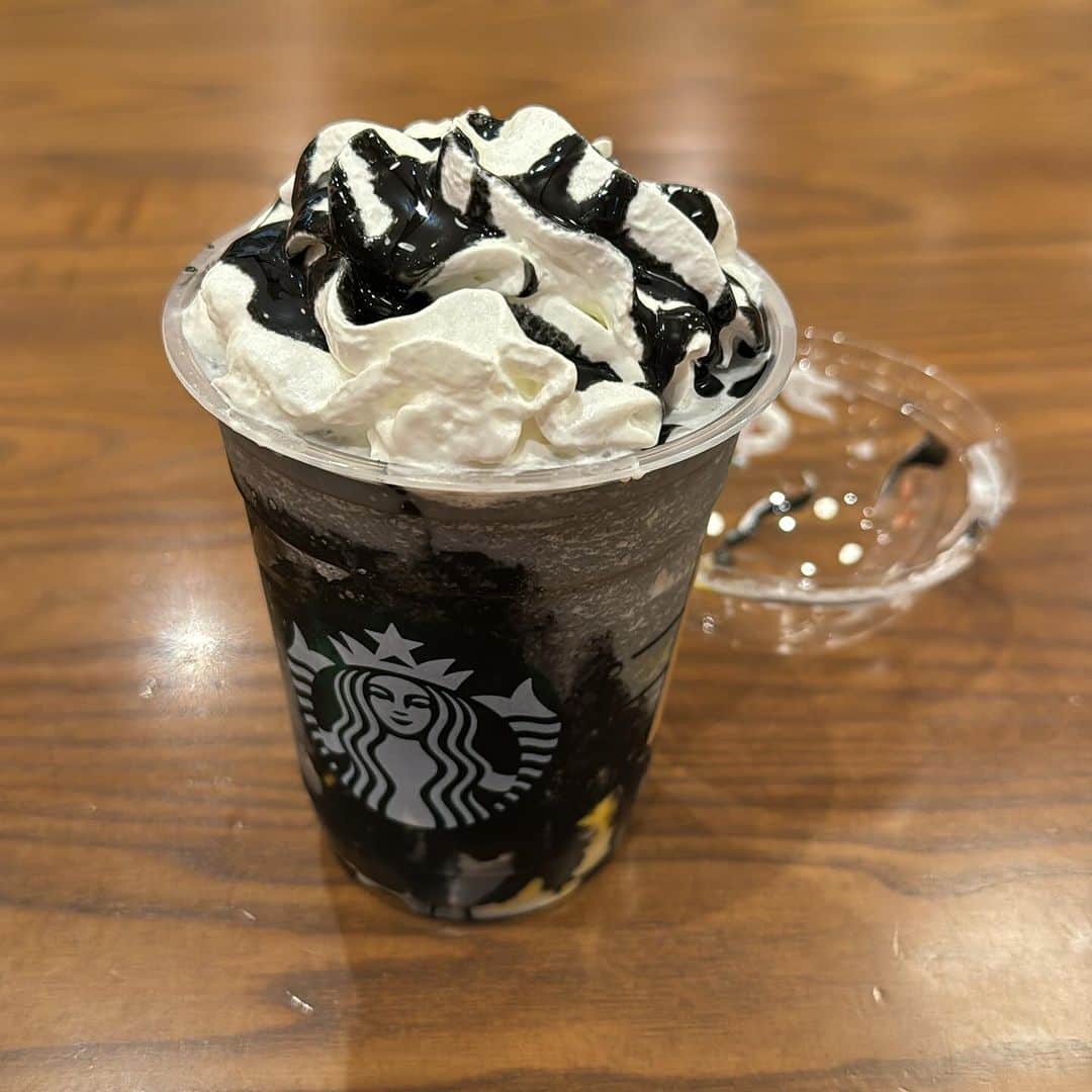 古本新乃輔さんのインスタグラム写真 - (古本新乃輔Instagram)「さてさて 本日の移動＆お仕事、終了。  年と共に 移動の疲れが躰に蓄積されるんですよね。  で、 一応、頑張っだと思いますので。  ご褒美だbooooo。  #Starbucks #スターバックス #boooooフラペチーノ #古本新乃輔」10月13日 19時00分 - shinnosukefurumoto