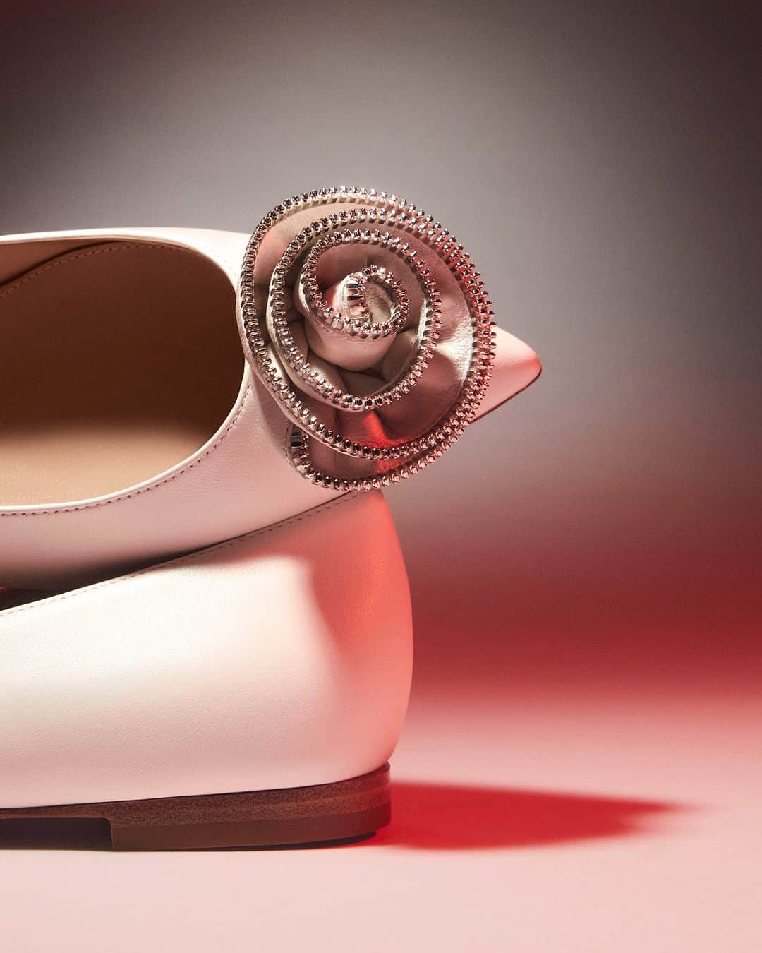 ジャンヴィートロッシのインスタグラム：「Expert savoir-faire gives shape to Karina's sculptural rose, impeccably crafted with soft leather and metallic trims. #GianvitoRossi」