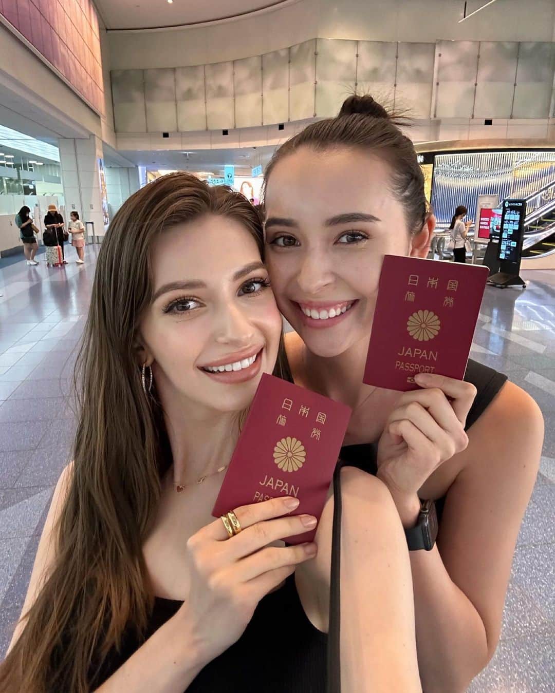 カロリーナのインスタグラム：「こんばんは⭐️  帰化のご報告をする前のお写真だったので これは投稿していなかったのですが 大好きなお友達と一緒に日本のパスポートを持って初めて海外に行ったときの記念で、お気に入りのお写真🇯🇵✨  日本のパスポートで初めて行ったお国は、韓国です😳🤍  #モデル #帰化 #ハーフ #旅行 #女子旅 #海外」