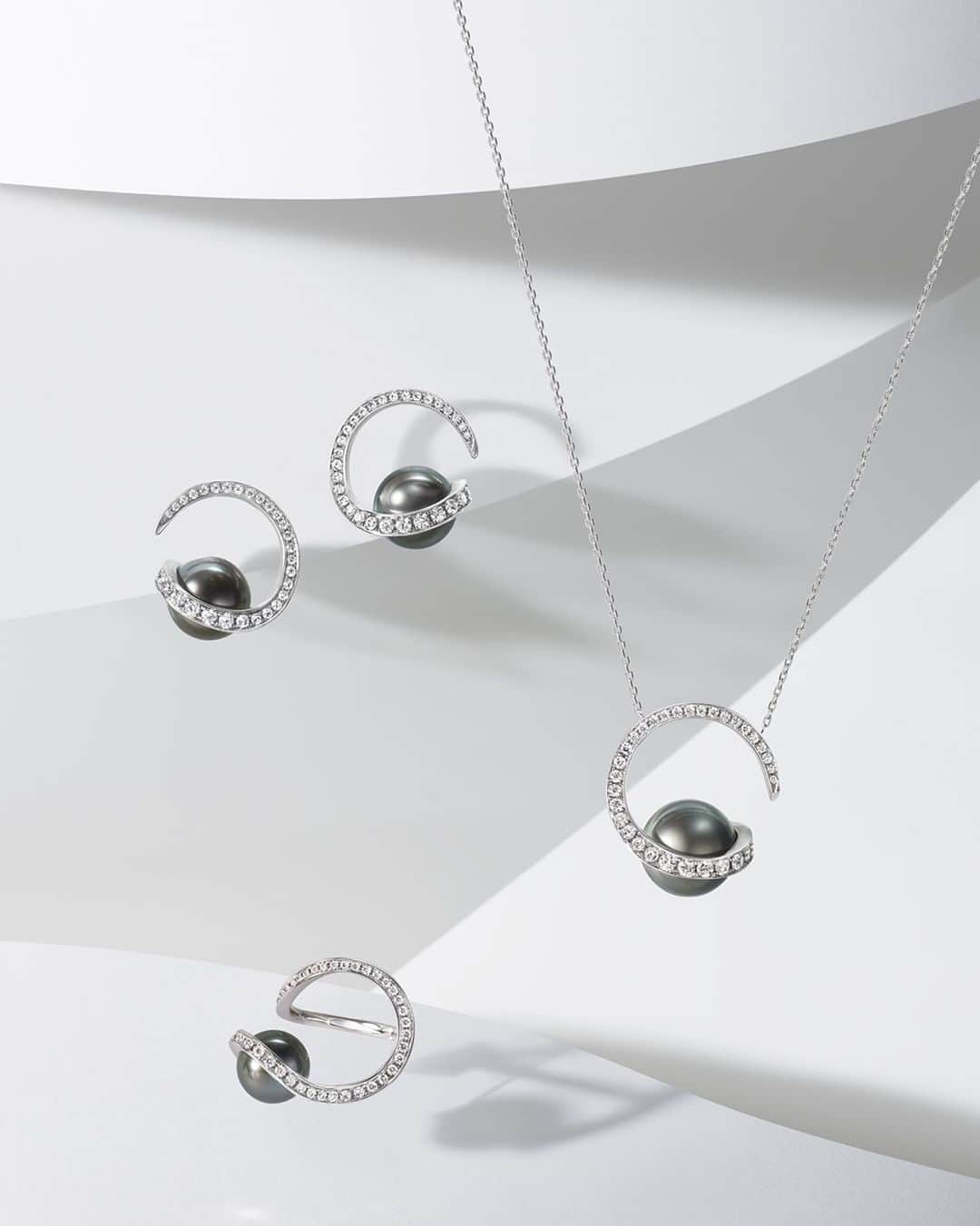 のインスタグラム：「TASAKI Atelier’s ‘Aurora’ collection welcomes a new design featuring the stunning Black South Sea pearls. The mysterious lustre of black elevates these pieces with a modern elegance, adding a touch of sophistication to your outfit.  「TASAKI Atelier」の人気シリーズ「Aurora (オーロラ)」に、南洋真珠 黒蝶をあしらったモデルが新登場。 ブラックの神秘的な艶めきがモードな品格を授け、着こなしを洗練された雰囲気に仕上げます。  #TASAKI #TASAKIAtelier」