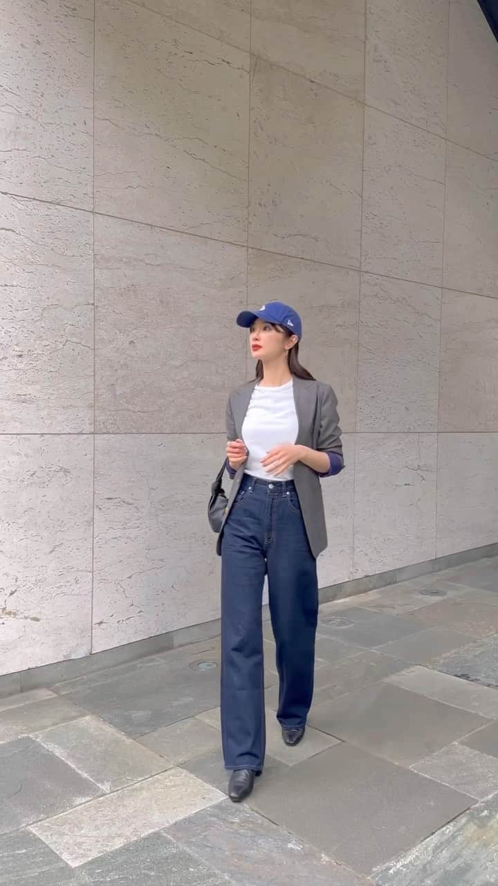 のインスタグラム：「denim look💙💙  @azulbymoussy_official の2023 Autumn&Winter item   ハイウエストワイドデニム👖  すっきりとしたシルエットとほどよいワイド感で美脚効果あり✌️ 私はシンプルにTシャツ&ジャケットと合わせたけど、万能アイテムなのでどんなコーデにも合わせやすいです☺️  #coordinate#ootd#outfit#fashion#denim#jacet#azul#azulbymoussy#コーデ#デニムコーデ#ジャケットコーデ」