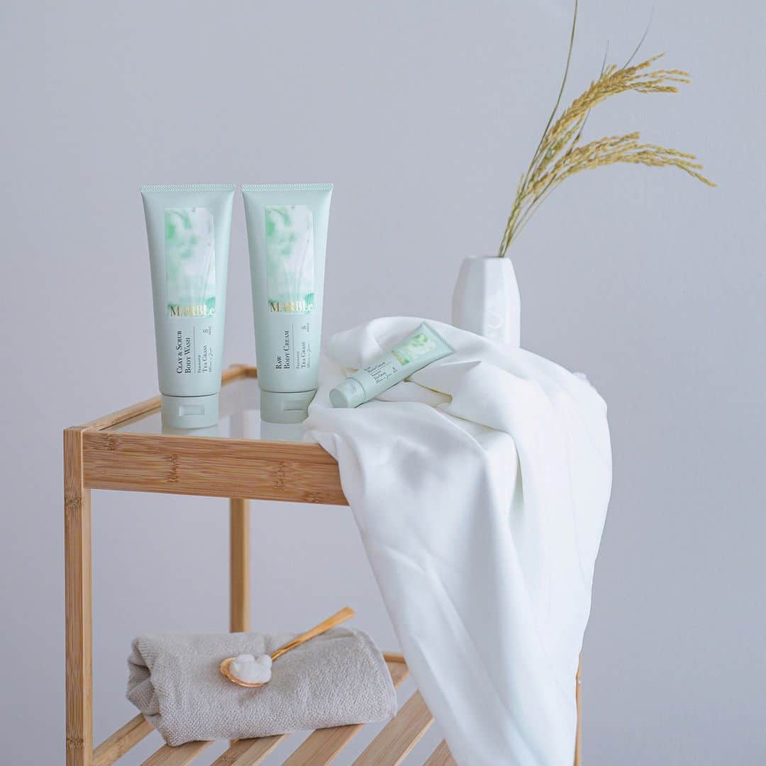 SWATi Officialのインスタグラム：「TEA GRASSの香り…？  TEA GRASS（ティー グラス） TOP：レモン、レモングラス、 ユーカリ MIDDLE：ジャスミン、ティーローズ、ミュゲ LAST：ムスク、アンバー  爽やかでみずみずしいレモングラス、優雅なティーローズ、気品のあるミュゲで落ち着いた印象。 ほんのり甘いムスクやアンバーがセンシュアルに締めくくります。  SWATi MARBLeシリーズではユニセックスで使いやすい香りランナップを揃えております。 うっとりするような香りで、からだのお手入れだけでなく心まですっきり…。 そのシーンにあった香りやお好みの香りをお選びください♪  #MARBLe #マーブル #スワティーマーブル #SWATi #スワティー #ボディケア #香り #いい香り #香りのある暮らし #フレグランス #Fragrance #ティーグラス  #バスタイム #バスグッズ #サスティナブル #ライフスタイル #ギフト #プレゼント #プレゼントにおすすめ」