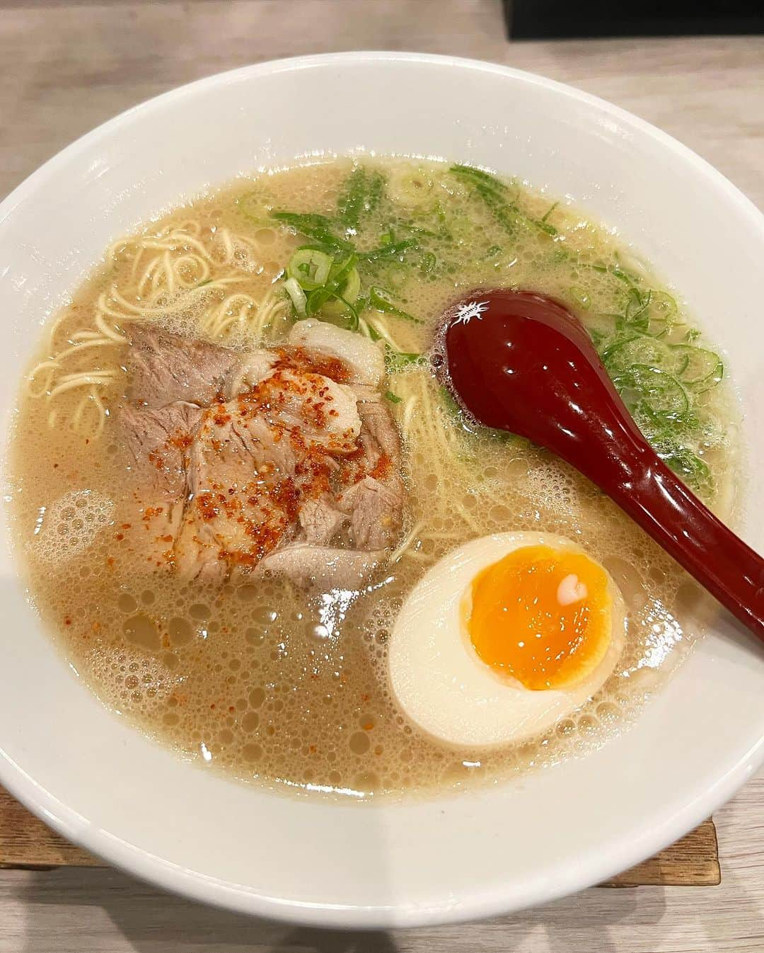 ゆうめろさんのインスタグラム写真 - (ゆうめろInstagram)「・ ・ 博多ラーメン🍜✨ さっぱりした豚骨ラーメンで美味しかった💗 博多民の方に教えてもらった😚💕 ・ #博多ラーメン #我ガ #我ガラーメン  #福岡旅行 #福岡グルメ #ラーメン好きな人と繋がりたい」10月13日 19時01分 - yk.o0