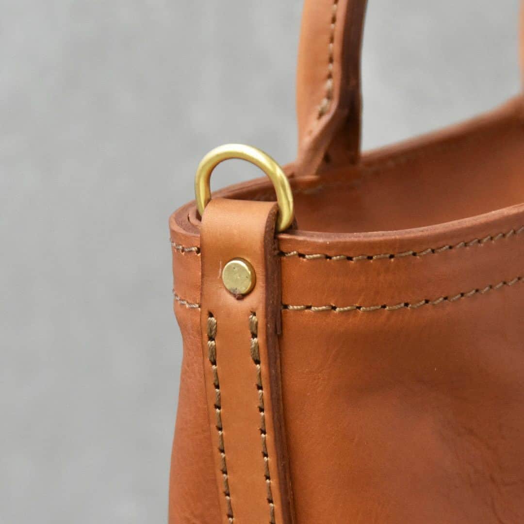 HERZ ヘルツさんのインスタグラム写真 - (HERZ ヘルツInstagram)「@herz_bag　【新サイズ追加】異なる2つのファスナートートバッグ ----------------------------------- ⁡ @organ_leather から#トートバッグ の新しいサイズ追加のお知らせです。 ⁡ 充分なマチを備えた使い勝手の良いファスナータイプのトートバッグ2型。  どちらもB4サイズが収納できる大容量のバッグですが、一部のお客様から一回り小さくしてほしいというご要望をいただいたことで、それぞれA4ファイルがちょうどよく収納できるサイズ感に仕上げました。  女性でも気軽にお使いいただけるサイズ感のSサイズとB4サイズも収納できる大容量のMサイズ。 ご利用シーンによって、より最適なお鞄をお選びいただけるようになりました。 ⁡ Organ ヘルツ各店（本店を除く）で販売を開始いたしております。 商品の詳細は商品タグもしくは @herz_bag プロフィールページのURLからご覧いただけます。 ⁡ ----------------------------------- ⁡ #ファスナートート / #レザートートバッグ / #ビジネストート / #ショルダートート / #レザーバッグ / #革 / #レザー / #革製品 / #革鞄 / #革小物 / #革雑貨 / #革職人 / #作り手 / #ヘルツ / #ヘルツバッグ / #herz / #herzbag / #leather / #leatherbag」10月14日 18時00分 - herz_bag