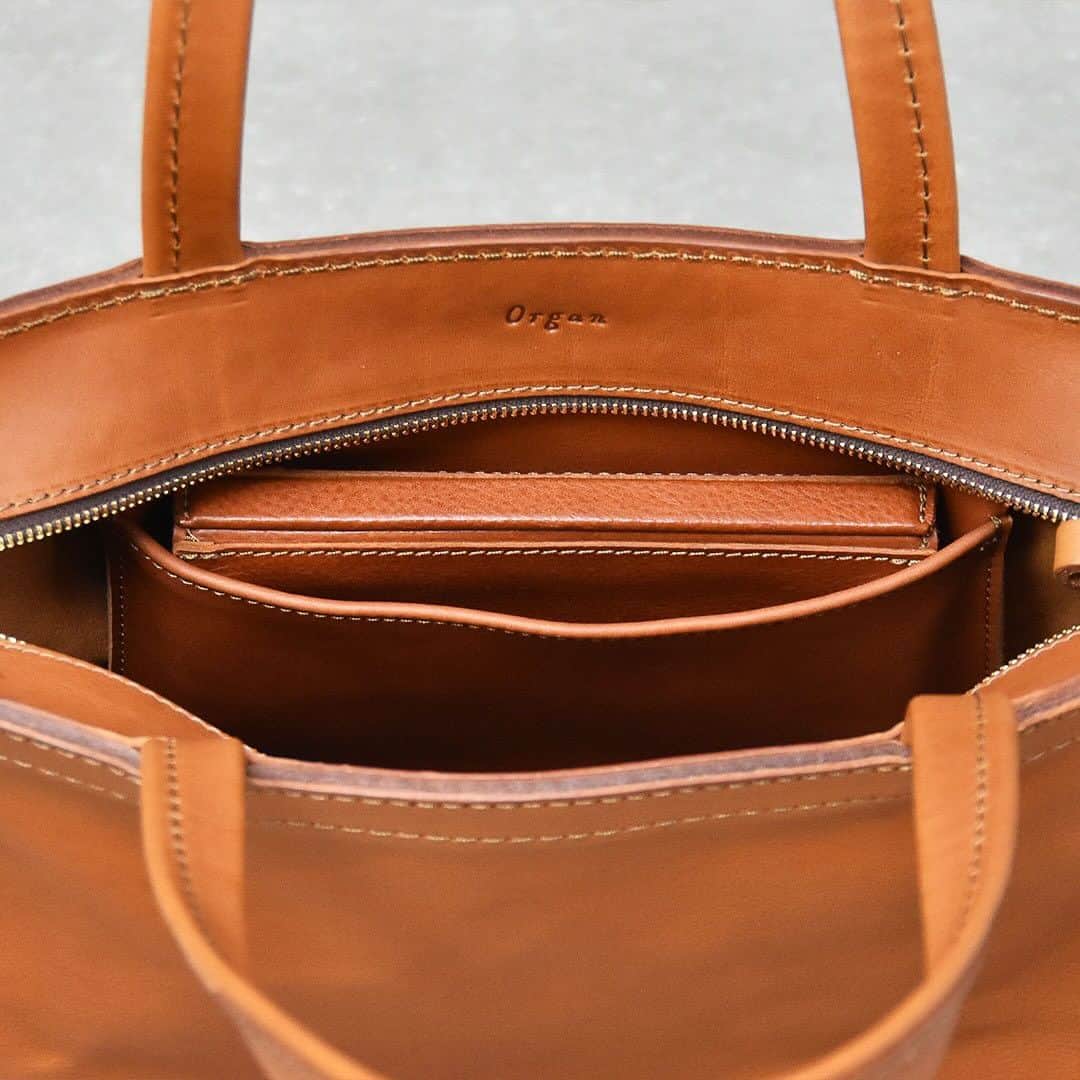 HERZ ヘルツさんのインスタグラム写真 - (HERZ ヘルツInstagram)「@herz_bag　【新サイズ追加】異なる2つのファスナートートバッグ ----------------------------------- ⁡ @organ_leather から#トートバッグ の新しいサイズ追加のお知らせです。 ⁡ 充分なマチを備えた使い勝手の良いファスナータイプのトートバッグ2型。  どちらもB4サイズが収納できる大容量のバッグですが、一部のお客様から一回り小さくしてほしいというご要望をいただいたことで、それぞれA4ファイルがちょうどよく収納できるサイズ感に仕上げました。  女性でも気軽にお使いいただけるサイズ感のSサイズとB4サイズも収納できる大容量のMサイズ。 ご利用シーンによって、より最適なお鞄をお選びいただけるようになりました。 ⁡ Organ ヘルツ各店（本店を除く）で販売を開始いたしております。 商品の詳細は商品タグもしくは @herz_bag プロフィールページのURLからご覧いただけます。 ⁡ ----------------------------------- ⁡ #ファスナートート / #レザートートバッグ / #ビジネストート / #ショルダートート / #レザーバッグ / #革 / #レザー / #革製品 / #革鞄 / #革小物 / #革雑貨 / #革職人 / #作り手 / #ヘルツ / #ヘルツバッグ / #herz / #herzbag / #leather / #leatherbag」10月14日 18時00分 - herz_bag