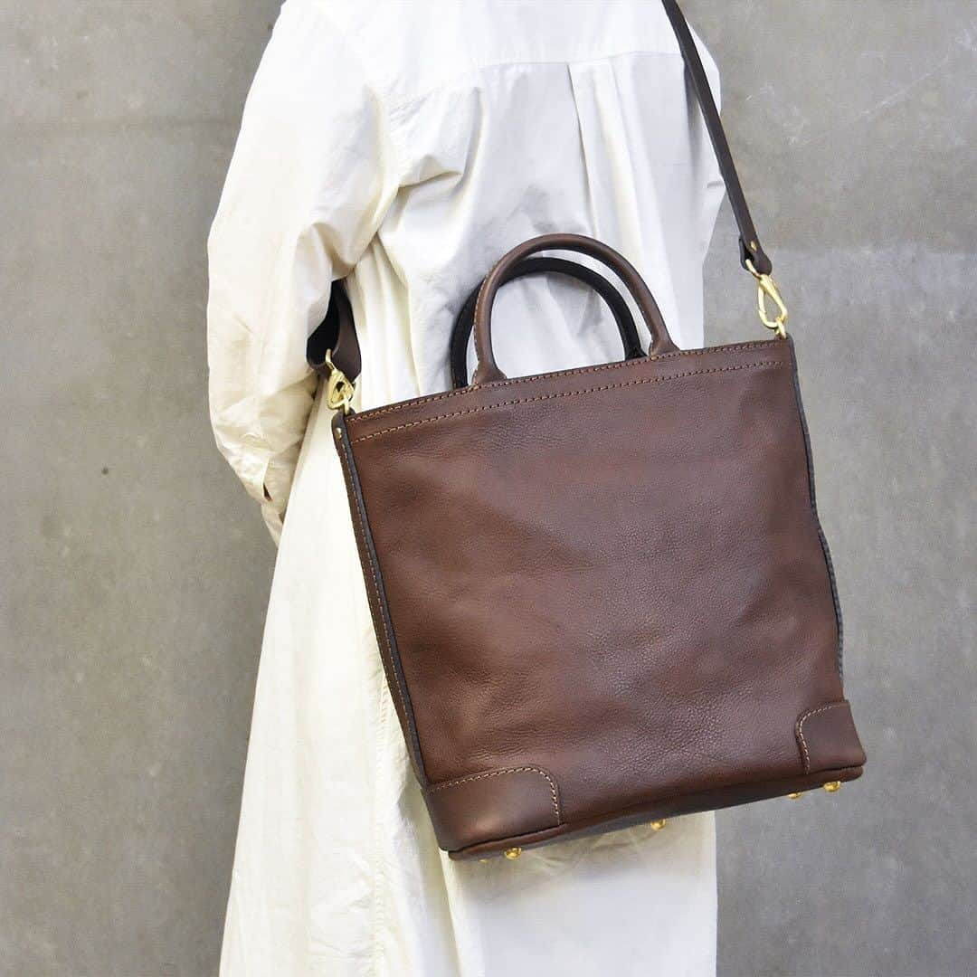 HERZ ヘルツさんのインスタグラム写真 - (HERZ ヘルツInstagram)「@herz_bag　【新サイズ追加】異なる2つのファスナートートバッグ ----------------------------------- ⁡ @organ_leather から#トートバッグ の新しいサイズ追加のお知らせです。 ⁡ 充分なマチを備えた使い勝手の良いファスナータイプのトートバッグ2型。  どちらもB4サイズが収納できる大容量のバッグですが、一部のお客様から一回り小さくしてほしいというご要望をいただいたことで、それぞれA4ファイルがちょうどよく収納できるサイズ感に仕上げました。  女性でも気軽にお使いいただけるサイズ感のSサイズとB4サイズも収納できる大容量のMサイズ。 ご利用シーンによって、より最適なお鞄をお選びいただけるようになりました。 ⁡ Organ ヘルツ各店（本店を除く）で販売を開始いたしております。 商品の詳細は商品タグもしくは @herz_bag プロフィールページのURLからご覧いただけます。 ⁡ ----------------------------------- ⁡ #ファスナートート / #レザートートバッグ / #ビジネストート / #ショルダートート / #レザーバッグ / #革 / #レザー / #革製品 / #革鞄 / #革小物 / #革雑貨 / #革職人 / #作り手 / #ヘルツ / #ヘルツバッグ / #herz / #herzbag / #leather / #leatherbag」10月14日 18時00分 - herz_bag