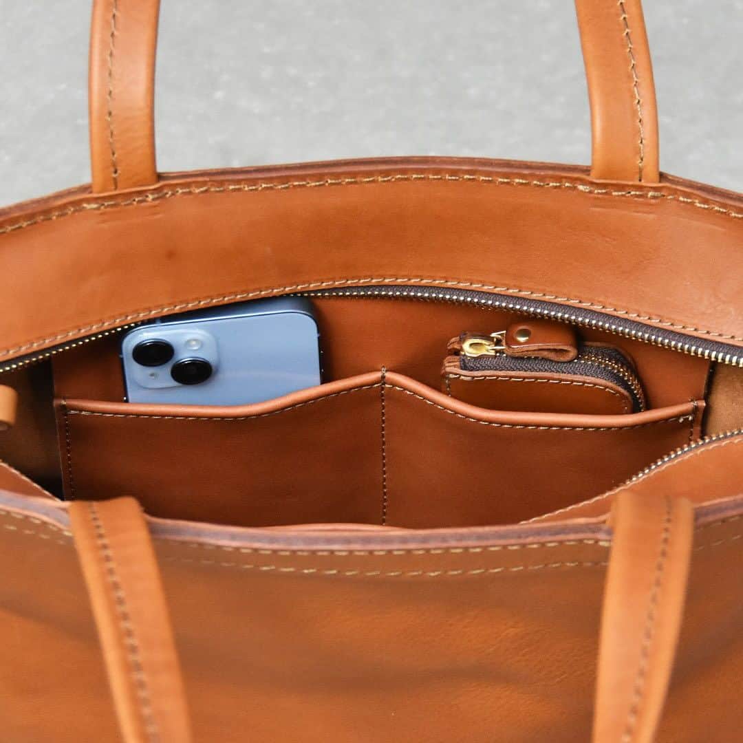 HERZ ヘルツさんのインスタグラム写真 - (HERZ ヘルツInstagram)「@herz_bag　【新サイズ追加】異なる2つのファスナートートバッグ ----------------------------------- ⁡ @organ_leather から#トートバッグ の新しいサイズ追加のお知らせです。 ⁡ 充分なマチを備えた使い勝手の良いファスナータイプのトートバッグ2型。  どちらもB4サイズが収納できる大容量のバッグですが、一部のお客様から一回り小さくしてほしいというご要望をいただいたことで、それぞれA4ファイルがちょうどよく収納できるサイズ感に仕上げました。  女性でも気軽にお使いいただけるサイズ感のSサイズとB4サイズも収納できる大容量のMサイズ。 ご利用シーンによって、より最適なお鞄をお選びいただけるようになりました。 ⁡ Organ ヘルツ各店（本店を除く）で販売を開始いたしております。 商品の詳細は商品タグもしくは @herz_bag プロフィールページのURLからご覧いただけます。 ⁡ ----------------------------------- ⁡ #ファスナートート / #レザートートバッグ / #ビジネストート / #ショルダートート / #レザーバッグ / #革 / #レザー / #革製品 / #革鞄 / #革小物 / #革雑貨 / #革職人 / #作り手 / #ヘルツ / #ヘルツバッグ / #herz / #herzbag / #leather / #leatherbag」10月14日 18時00分 - herz_bag