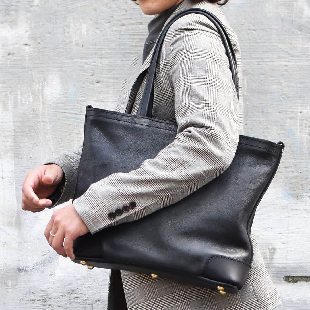 HERZ ヘルツさんのインスタグラム写真 - (HERZ ヘルツInstagram)「@herz_bag　【新サイズ追加】異なる2つのファスナートートバッグ ----------------------------------- ⁡ @organ_leather から#トートバッグ の新しいサイズ追加のお知らせです。 ⁡ 充分なマチを備えた使い勝手の良いファスナータイプのトートバッグ2型。  どちらもB4サイズが収納できる大容量のバッグですが、一部のお客様から一回り小さくしてほしいというご要望をいただいたことで、それぞれA4ファイルがちょうどよく収納できるサイズ感に仕上げました。  女性でも気軽にお使いいただけるサイズ感のSサイズとB4サイズも収納できる大容量のMサイズ。 ご利用シーンによって、より最適なお鞄をお選びいただけるようになりました。 ⁡ Organ ヘルツ各店（本店を除く）で販売を開始いたしております。 商品の詳細は商品タグもしくは @herz_bag プロフィールページのURLからご覧いただけます。 ⁡ ----------------------------------- ⁡ #ファスナートート / #レザートートバッグ / #ビジネストート / #ショルダートート / #レザーバッグ / #革 / #レザー / #革製品 / #革鞄 / #革小物 / #革雑貨 / #革職人 / #作り手 / #ヘルツ / #ヘルツバッグ / #herz / #herzbag / #leather / #leatherbag」10月14日 18時00分 - herz_bag