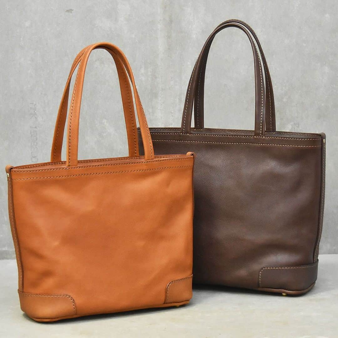 HERZ ヘルツさんのインスタグラム写真 - (HERZ ヘルツInstagram)「@herz_bag　【新サイズ追加】異なる2つのファスナートートバッグ ----------------------------------- ⁡ @organ_leather から#トートバッグ の新しいサイズ追加のお知らせです。 ⁡ 充分なマチを備えた使い勝手の良いファスナータイプのトートバッグ2型。  どちらもB4サイズが収納できる大容量のバッグですが、一部のお客様から一回り小さくしてほしいというご要望をいただいたことで、それぞれA4ファイルがちょうどよく収納できるサイズ感に仕上げました。  女性でも気軽にお使いいただけるサイズ感のSサイズとB4サイズも収納できる大容量のMサイズ。 ご利用シーンによって、より最適なお鞄をお選びいただけるようになりました。 ⁡ Organ ヘルツ各店（本店を除く）で販売を開始いたしております。 商品の詳細は商品タグもしくは @herz_bag プロフィールページのURLからご覧いただけます。 ⁡ ----------------------------------- ⁡ #ファスナートート / #レザートートバッグ / #ビジネストート / #ショルダートート / #レザーバッグ / #革 / #レザー / #革製品 / #革鞄 / #革小物 / #革雑貨 / #革職人 / #作り手 / #ヘルツ / #ヘルツバッグ / #herz / #herzbag / #leather / #leatherbag」10月14日 18時00分 - herz_bag