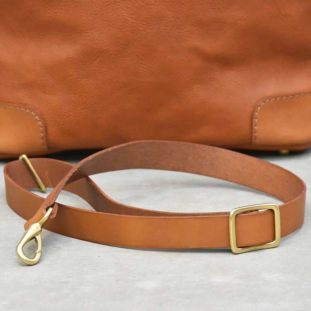 HERZ ヘルツさんのインスタグラム写真 - (HERZ ヘルツInstagram)「@herz_bag　【新サイズ追加】異なる2つのファスナートートバッグ ----------------------------------- ⁡ @organ_leather から#トートバッグ の新しいサイズ追加のお知らせです。 ⁡ 充分なマチを備えた使い勝手の良いファスナータイプのトートバッグ2型。  どちらもB4サイズが収納できる大容量のバッグですが、一部のお客様から一回り小さくしてほしいというご要望をいただいたことで、それぞれA4ファイルがちょうどよく収納できるサイズ感に仕上げました。  女性でも気軽にお使いいただけるサイズ感のSサイズとB4サイズも収納できる大容量のMサイズ。 ご利用シーンによって、より最適なお鞄をお選びいただけるようになりました。 ⁡ Organ ヘルツ各店（本店を除く）で販売を開始いたしております。 商品の詳細は商品タグもしくは @herz_bag プロフィールページのURLからご覧いただけます。 ⁡ ----------------------------------- ⁡ #ファスナートート / #レザートートバッグ / #ビジネストート / #ショルダートート / #レザーバッグ / #革 / #レザー / #革製品 / #革鞄 / #革小物 / #革雑貨 / #革職人 / #作り手 / #ヘルツ / #ヘルツバッグ / #herz / #herzbag / #leather / #leatherbag」10月14日 18時00分 - herz_bag