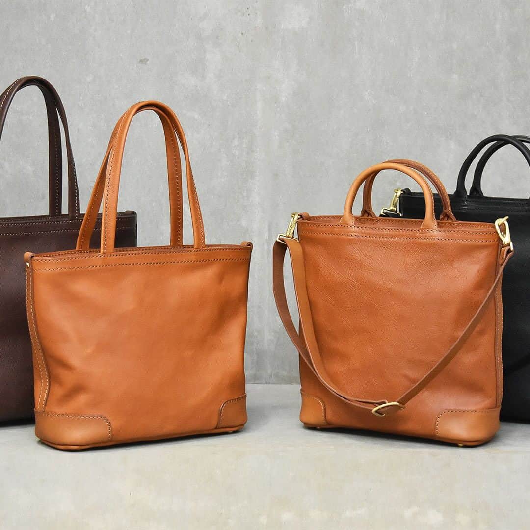 HERZ ヘルツさんのインスタグラム写真 - (HERZ ヘルツInstagram)「@herz_bag　【新サイズ追加】異なる2つのファスナートートバッグ ----------------------------------- ⁡ @organ_leather から#トートバッグ の新しいサイズ追加のお知らせです。 ⁡ 充分なマチを備えた使い勝手の良いファスナータイプのトートバッグ2型。  どちらもB4サイズが収納できる大容量のバッグですが、一部のお客様から一回り小さくしてほしいというご要望をいただいたことで、それぞれA4ファイルがちょうどよく収納できるサイズ感に仕上げました。  女性でも気軽にお使いいただけるサイズ感のSサイズとB4サイズも収納できる大容量のMサイズ。 ご利用シーンによって、より最適なお鞄をお選びいただけるようになりました。 ⁡ Organ ヘルツ各店（本店を除く）で販売を開始いたしております。 商品の詳細は商品タグもしくは @herz_bag プロフィールページのURLからご覧いただけます。 ⁡ ----------------------------------- ⁡ #ファスナートート / #レザートートバッグ / #ビジネストート / #ショルダートート / #レザーバッグ / #革 / #レザー / #革製品 / #革鞄 / #革小物 / #革雑貨 / #革職人 / #作り手 / #ヘルツ / #ヘルツバッグ / #herz / #herzbag / #leather / #leatherbag」10月14日 18時00分 - herz_bag