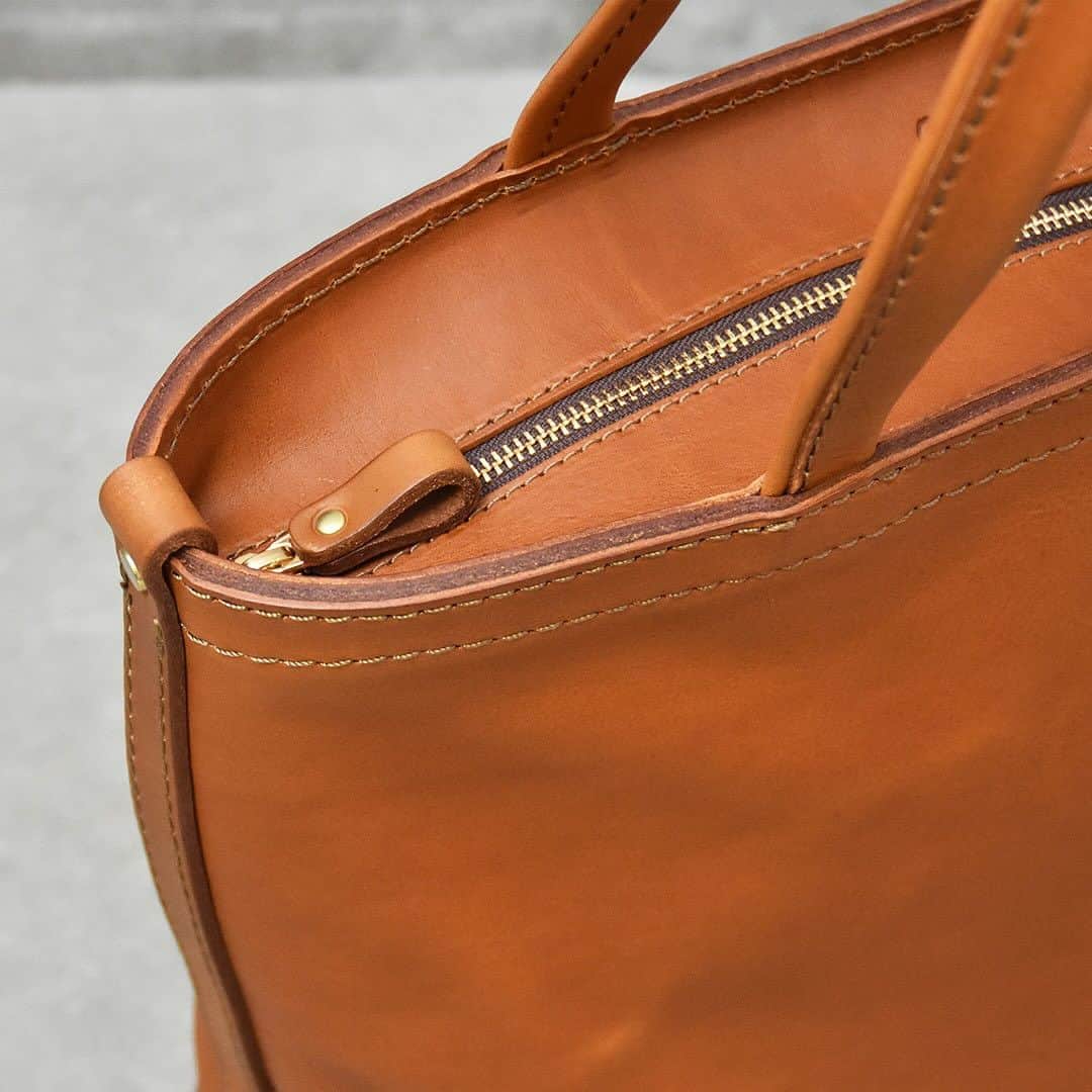 HERZ ヘルツさんのインスタグラム写真 - (HERZ ヘルツInstagram)「@herz_bag　【新サイズ追加】異なる2つのファスナートートバッグ ----------------------------------- ⁡ @organ_leather から#トートバッグ の新しいサイズ追加のお知らせです。 ⁡ 充分なマチを備えた使い勝手の良いファスナータイプのトートバッグ2型。  どちらもB4サイズが収納できる大容量のバッグですが、一部のお客様から一回り小さくしてほしいというご要望をいただいたことで、それぞれA4ファイルがちょうどよく収納できるサイズ感に仕上げました。  女性でも気軽にお使いいただけるサイズ感のSサイズとB4サイズも収納できる大容量のMサイズ。 ご利用シーンによって、より最適なお鞄をお選びいただけるようになりました。 ⁡ Organ ヘルツ各店（本店を除く）で販売を開始いたしております。 商品の詳細は商品タグもしくは @herz_bag プロフィールページのURLからご覧いただけます。 ⁡ ----------------------------------- ⁡ #ファスナートート / #レザートートバッグ / #ビジネストート / #ショルダートート / #レザーバッグ / #革 / #レザー / #革製品 / #革鞄 / #革小物 / #革雑貨 / #革職人 / #作り手 / #ヘルツ / #ヘルツバッグ / #herz / #herzbag / #leather / #leatherbag」10月14日 18時00分 - herz_bag