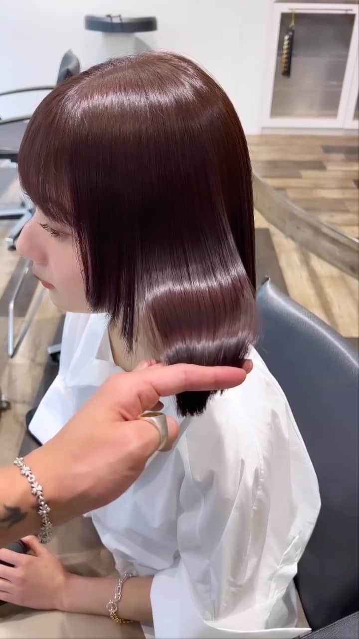 のインスタグラム：「艶のあるカラー＊ ラベンダーブラウン＊  柔らかくほつれるヘア😌  ツヤのある 暗くても透明のある カラーならお任せください☺️  10月のご予約も まだまだお取りできます🙇🏻  ご質問などは コメントにてお問い合わせください！😌  #ケアカラー  #ヘアアレンジ  #ケアダブルカラー  #巻き方  #髪質改善カラー  #イルミナカラー  #ミルクティーベージュ #グレージュ  #ケアブリーチ  #ハイライトカラー  #ハイトーンカラー  #ブリーチ  #ダブルカラー   #インナーカラー  #オリーブアッシュ  #グラデーションカラー  #グレージュカラー  #ツヤトーン  #パーマ  #艶髪  #外国人風  #髪質改善トリートメント  #くびれヘア  #シースルーバング  #髪質改善  #ラベンダーグレージュ  #オリーブグレージュ  #トリートメント  #ヘアアクセサリー　#インナーハイライト」